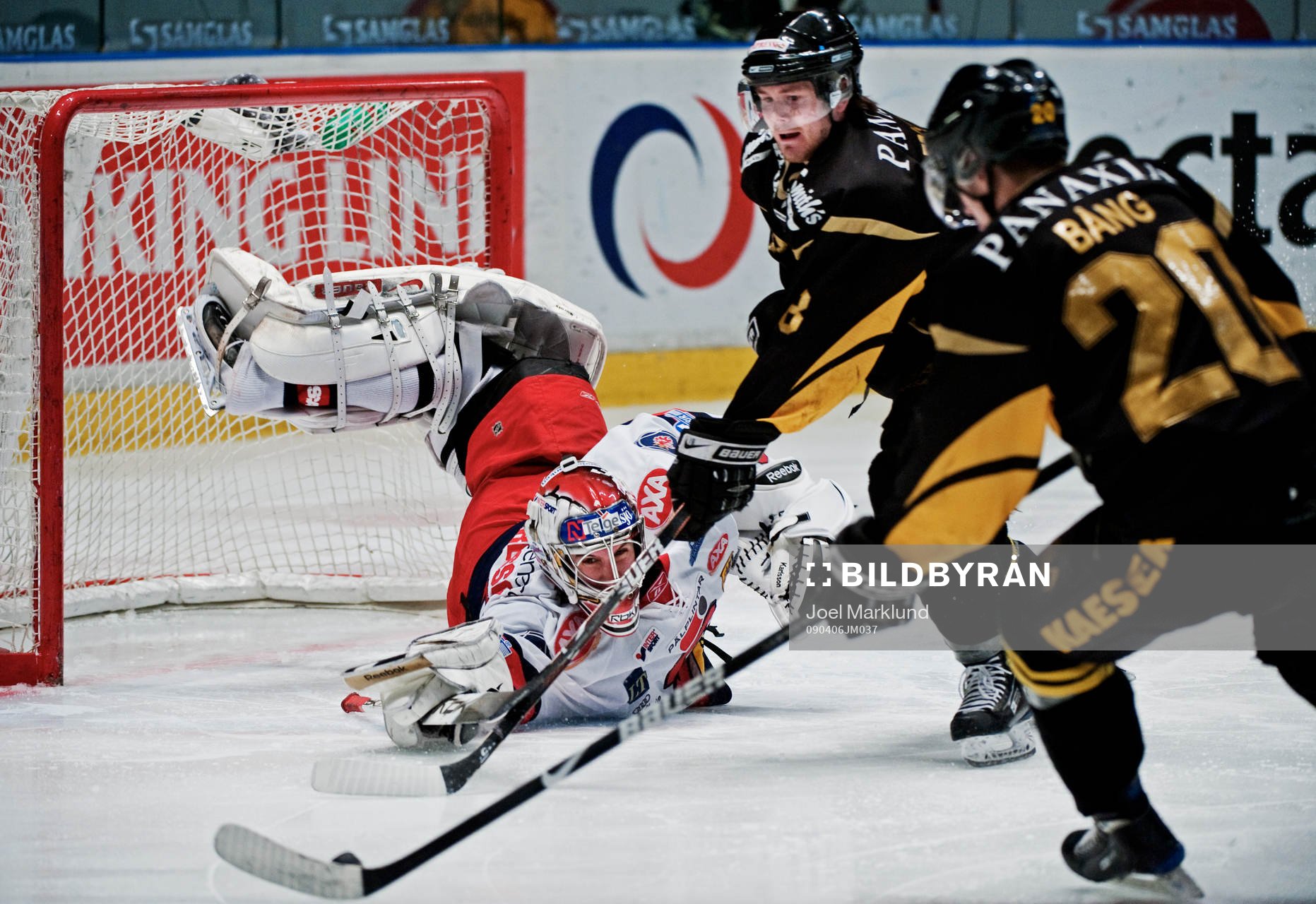 Henrik Karlsson, målvakt, Södertälje, räddar ett