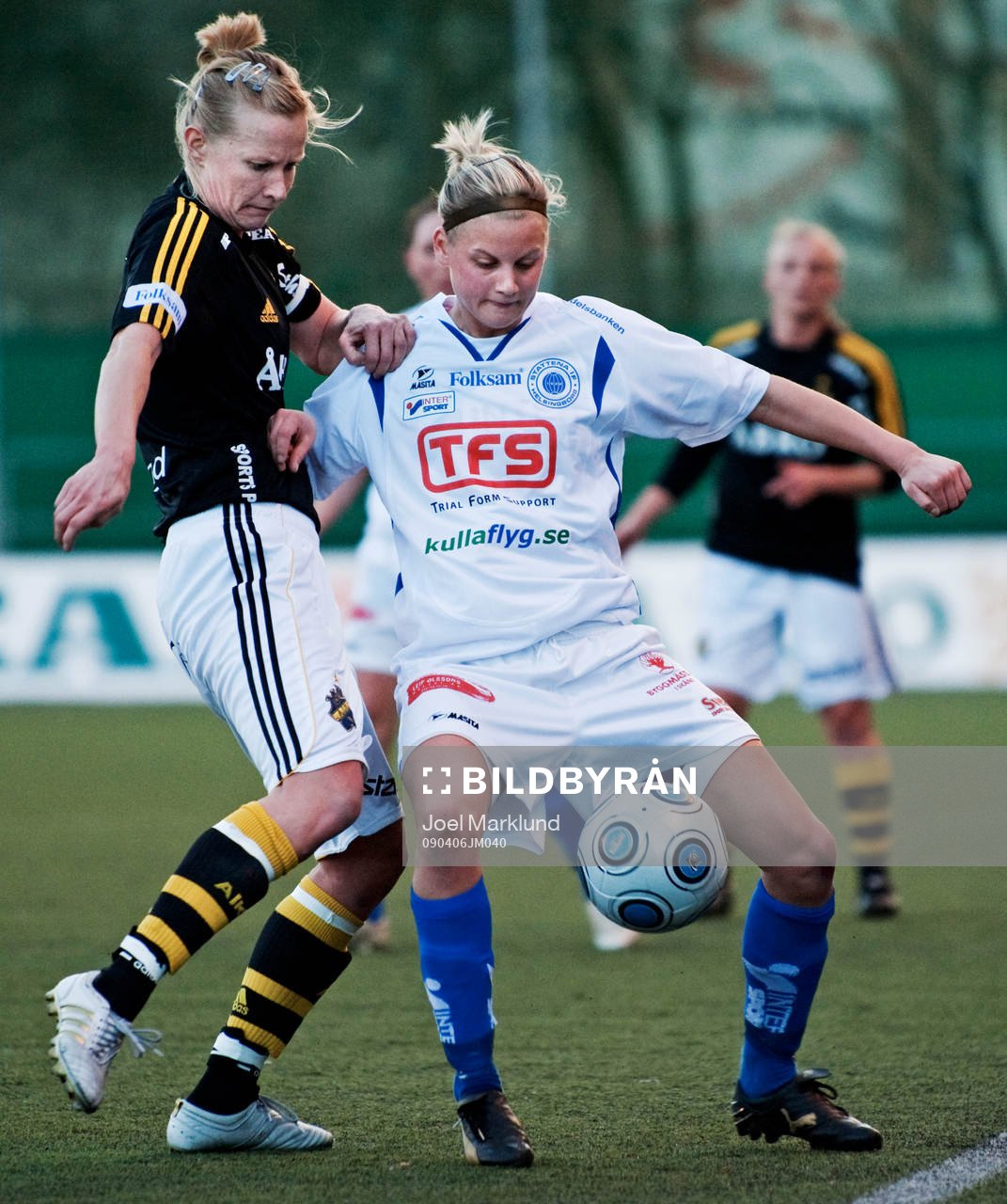 Anne Mäkinen, AIK, och Amanda Lindeberg, Stattena, i duell