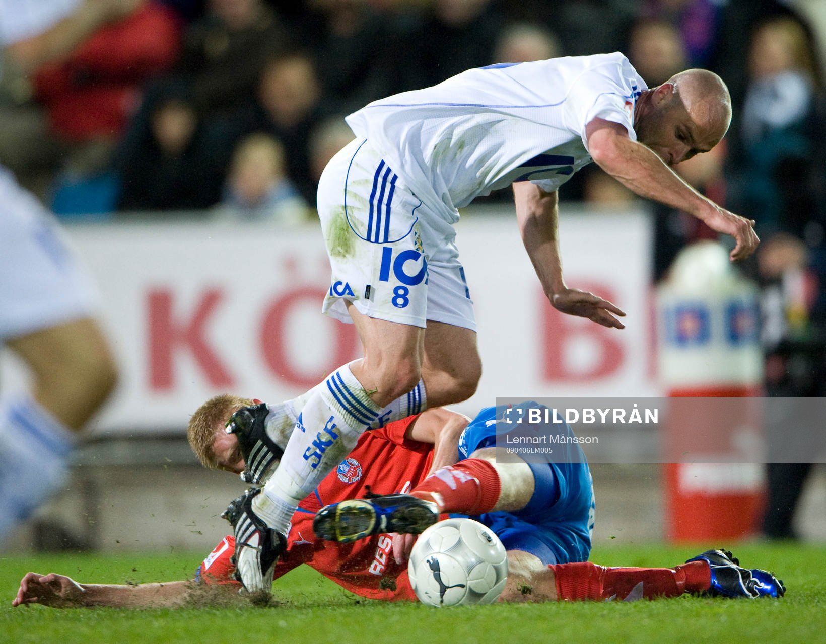 Thomas Olsson, Göteborg, stoppas av Markus Holgersson,