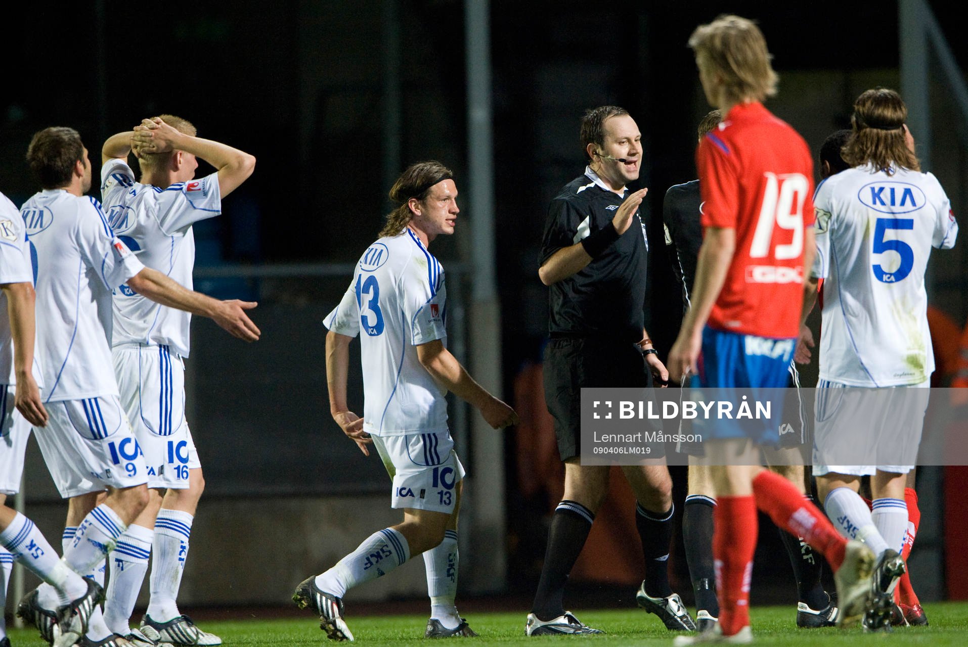 Jonas Eriksson, domare, har dömt straff och IFK protesterar
