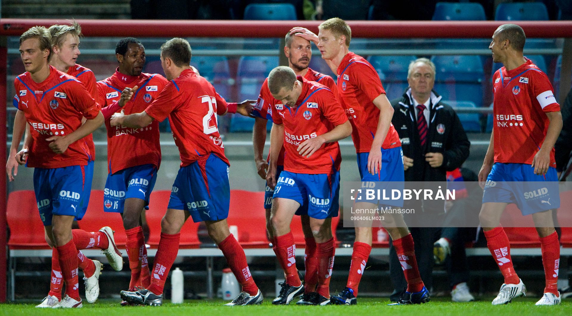 Hela HIF jublar och hjälten Marcus Lantz grattas. Jubel,