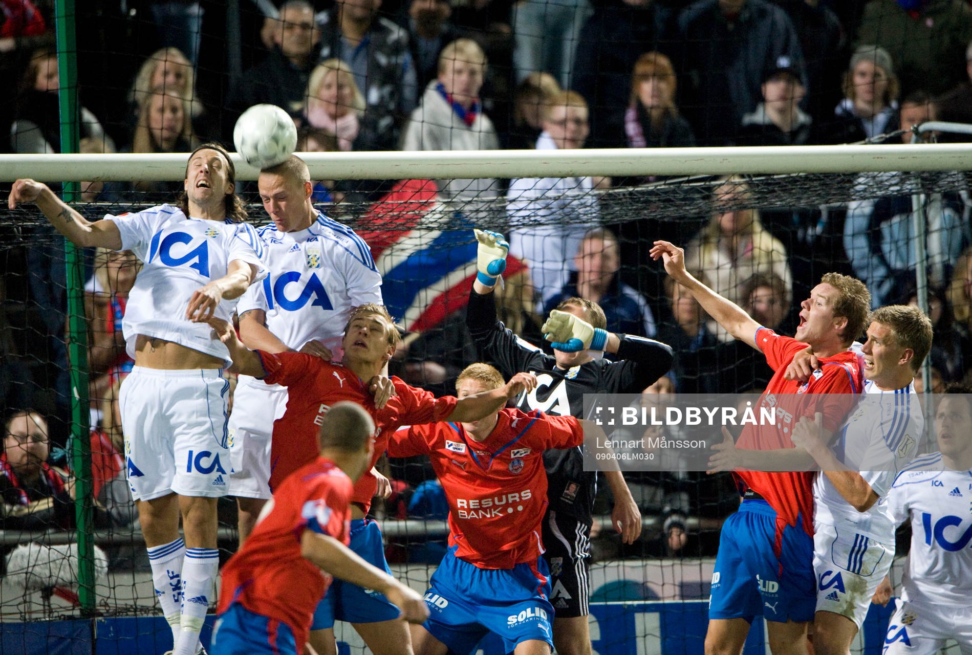 Mattias Bjärsmyr och Ragnar Sigurdsson, Göteborg, hjälps