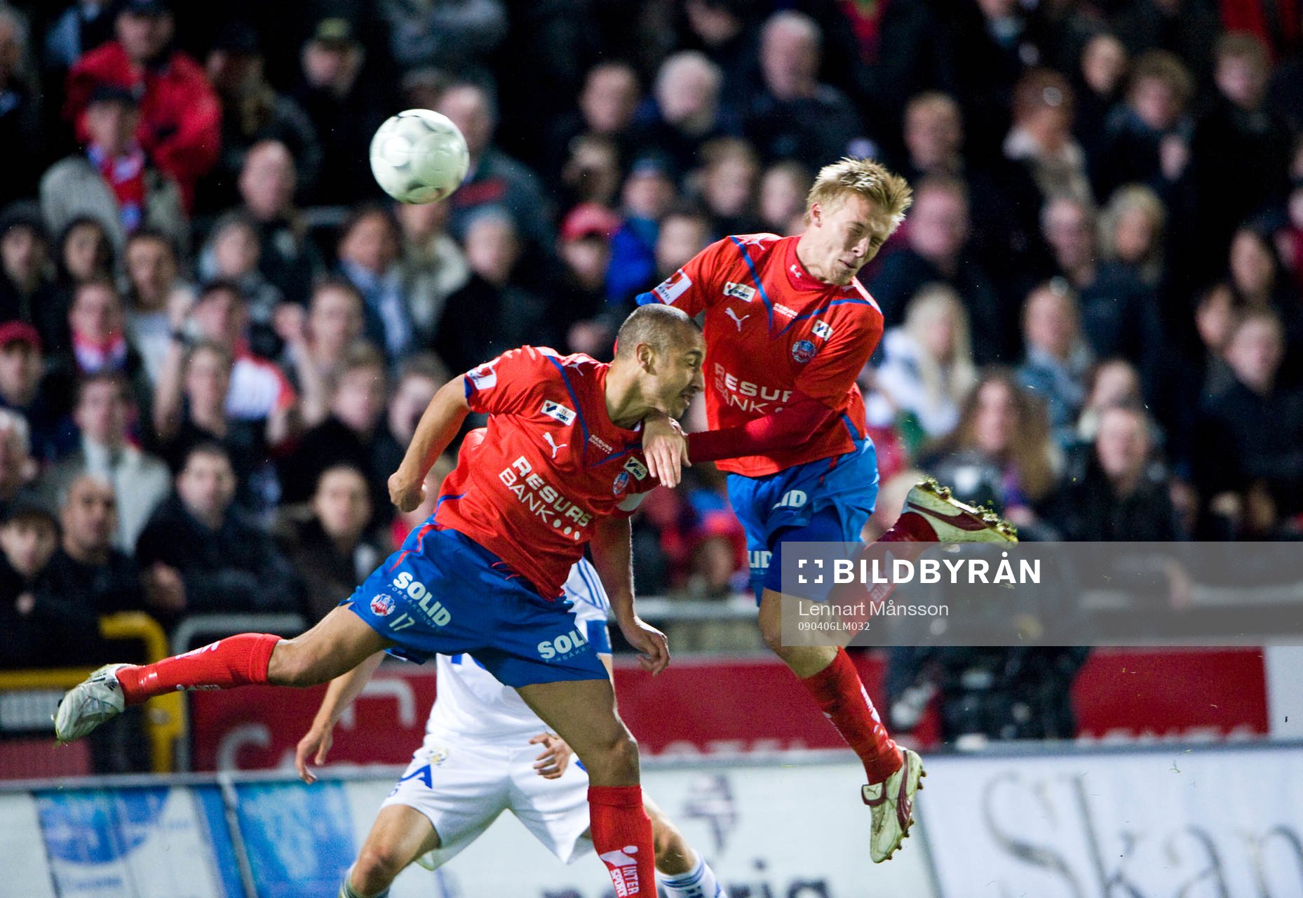 Henrik Larsson och Andreas Landgren, Helsingborg, hjälps