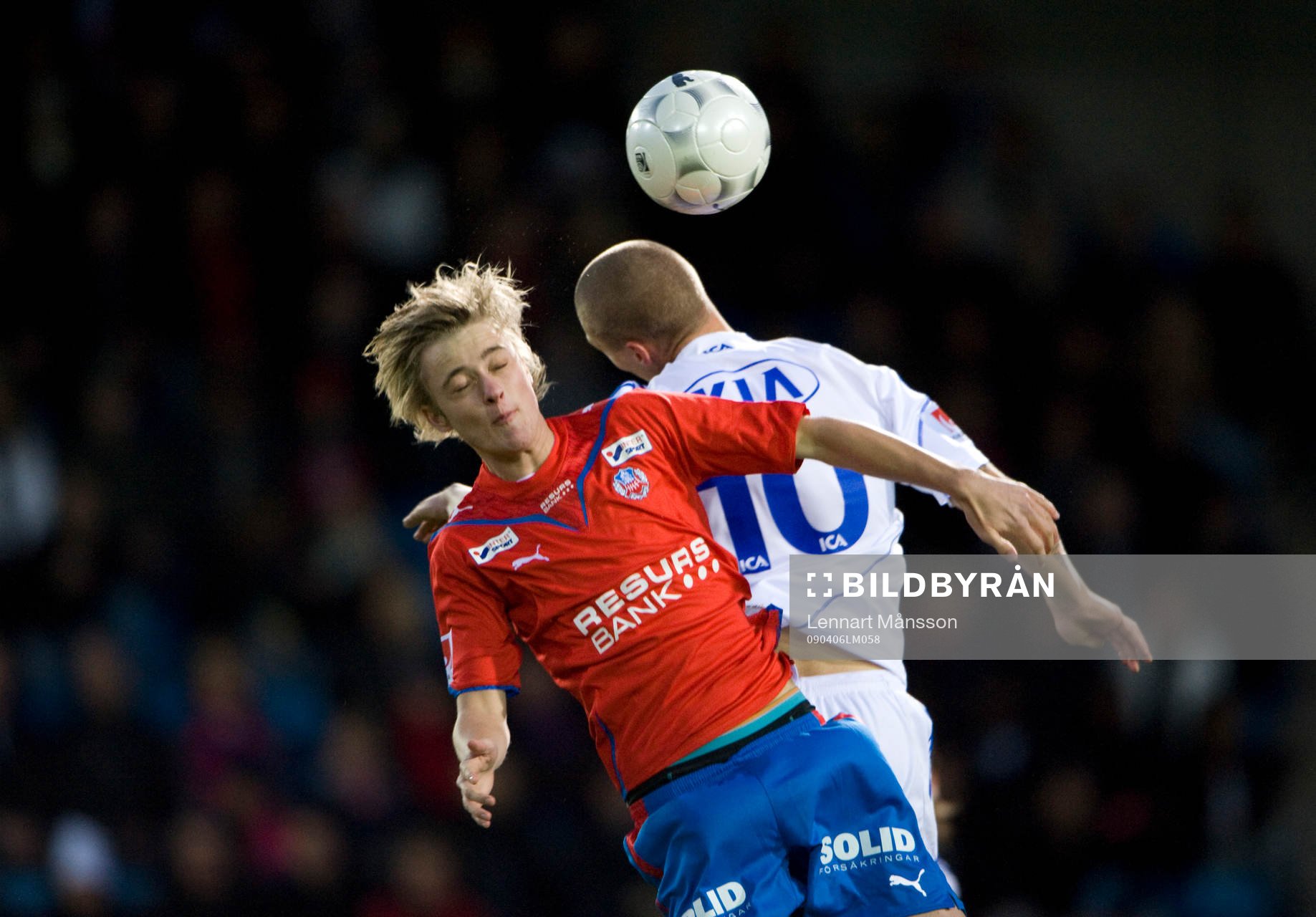 Rasmus Jönsson trycks i ryggen av Ragnar Sigurdsson