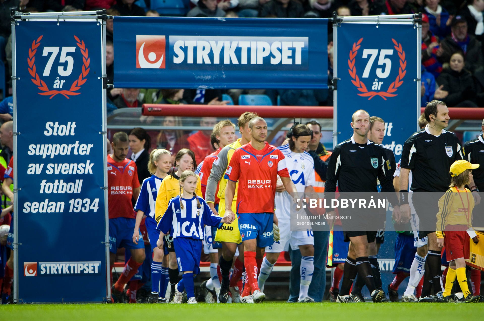Henrik Larsson i täten när lagen marscherar in