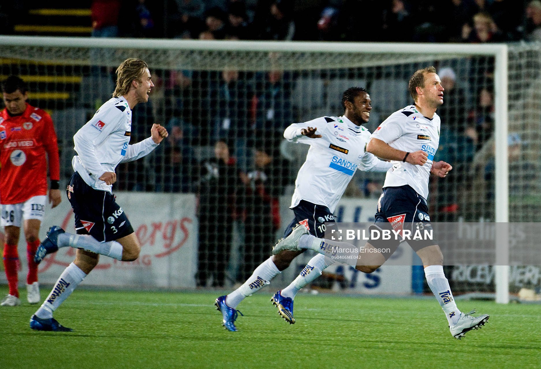  Hans Berggren med Yannick Bapupa, och Daniel Theorin, Gefle i ryggen jubel efter kvitteringen 1-1