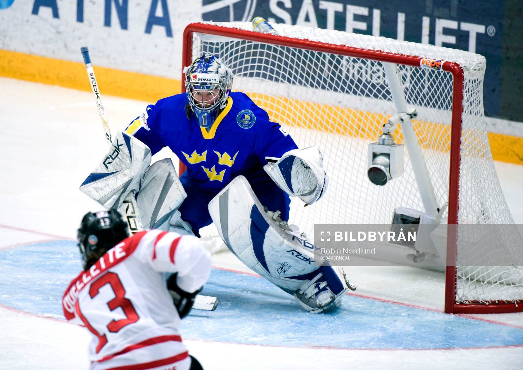 Caroline Ouellette, Kanada gör 1-0 på Sara Grahn,