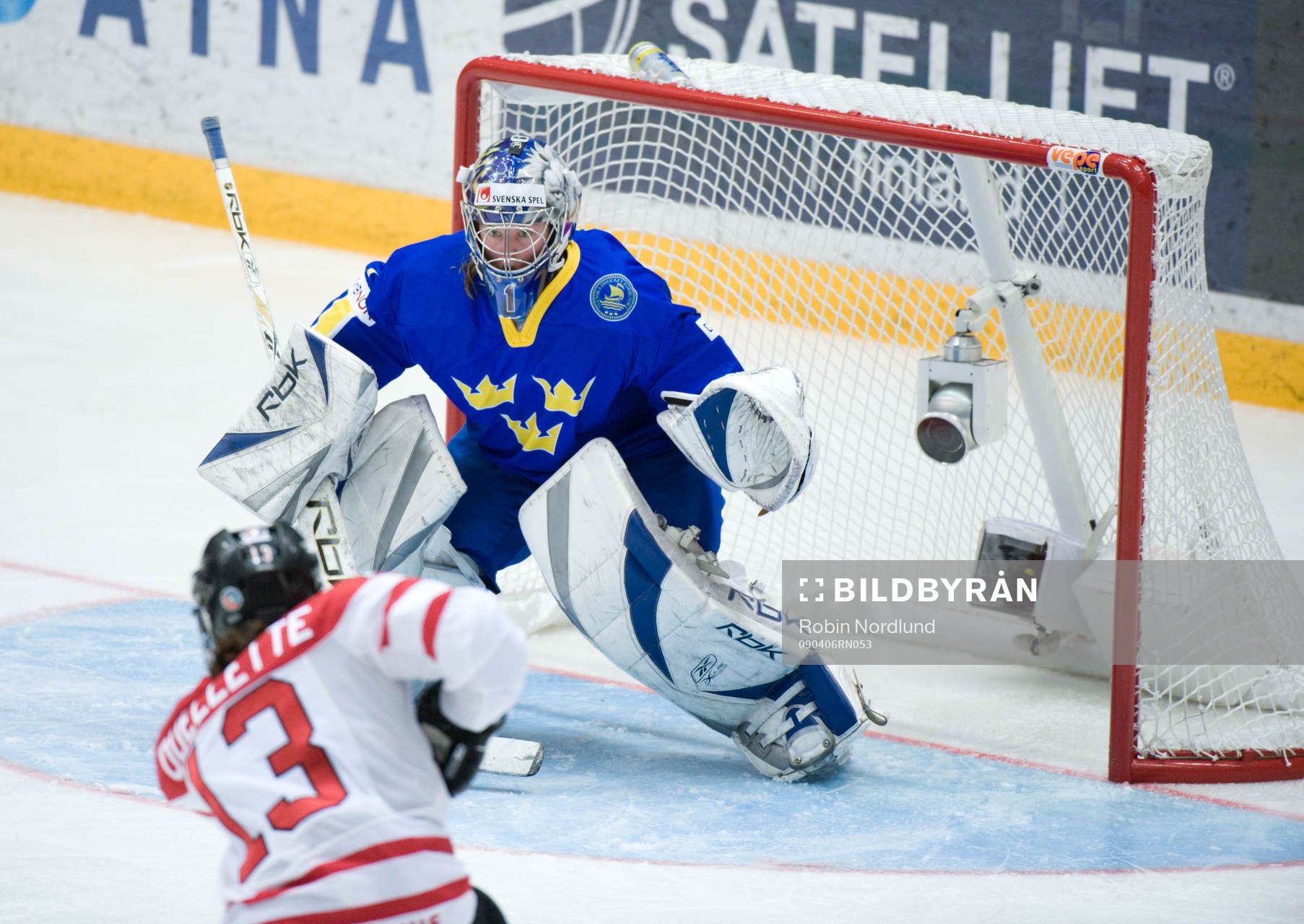 Caroline Ouellette, Kanada gör 1-0 på Sara Grahn,