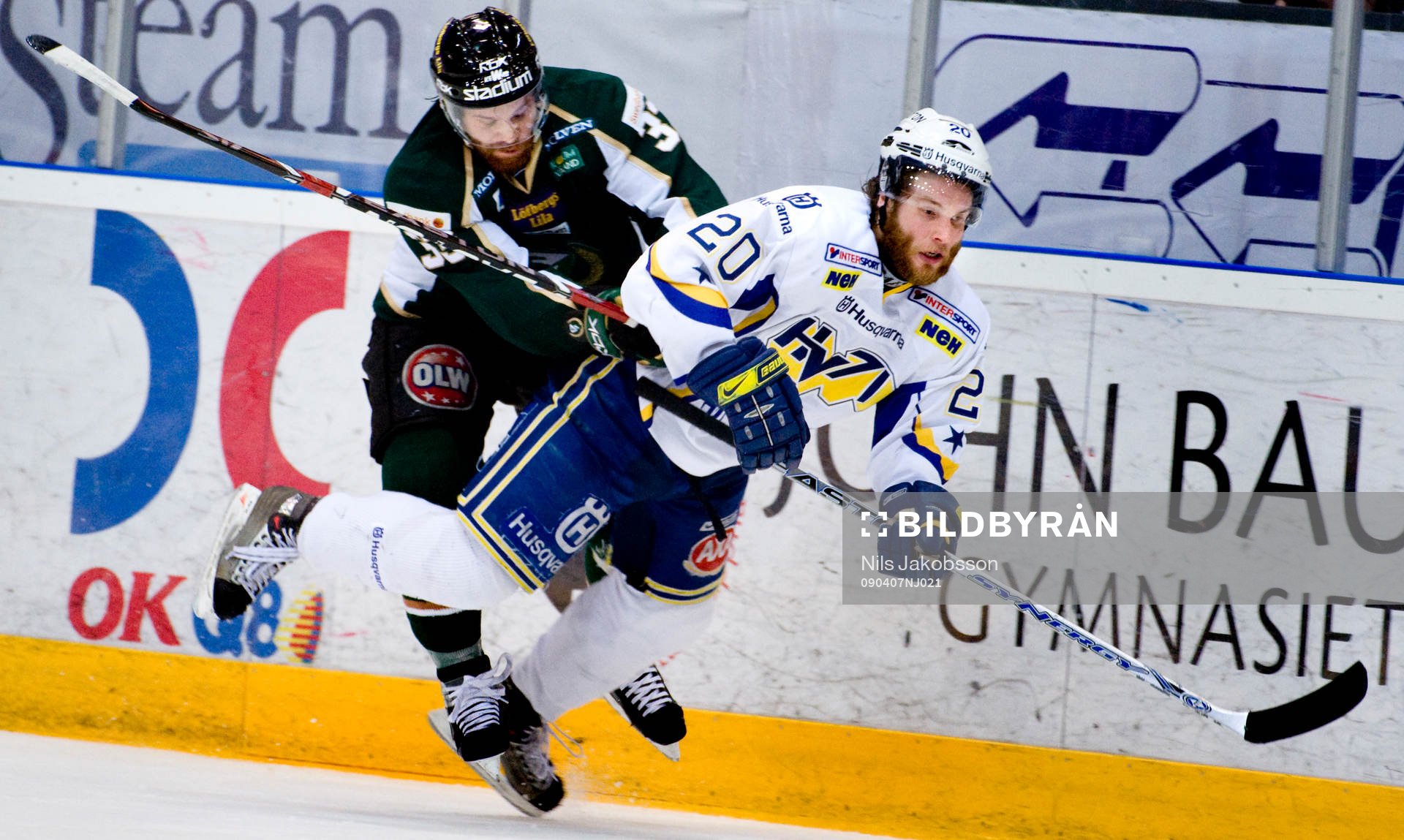 Ari Vallin, Färjestad, tacklar Kamil Piros, HV71