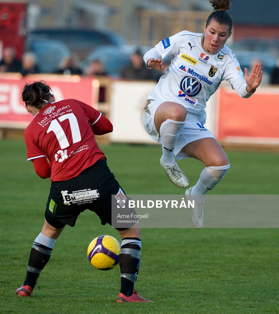 Ramona Bachman, Umeå, attackerar  Erla Arnadottir,