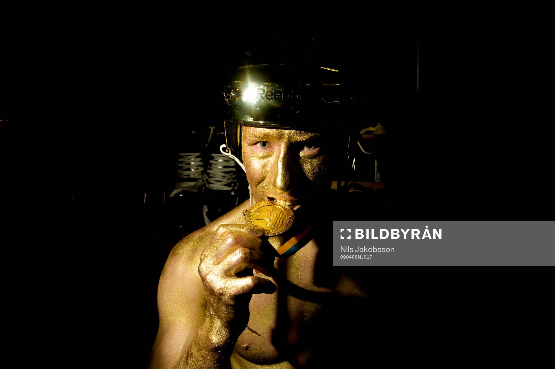 Jörgen Jönsson med medalj och guldhjälm. Svenska