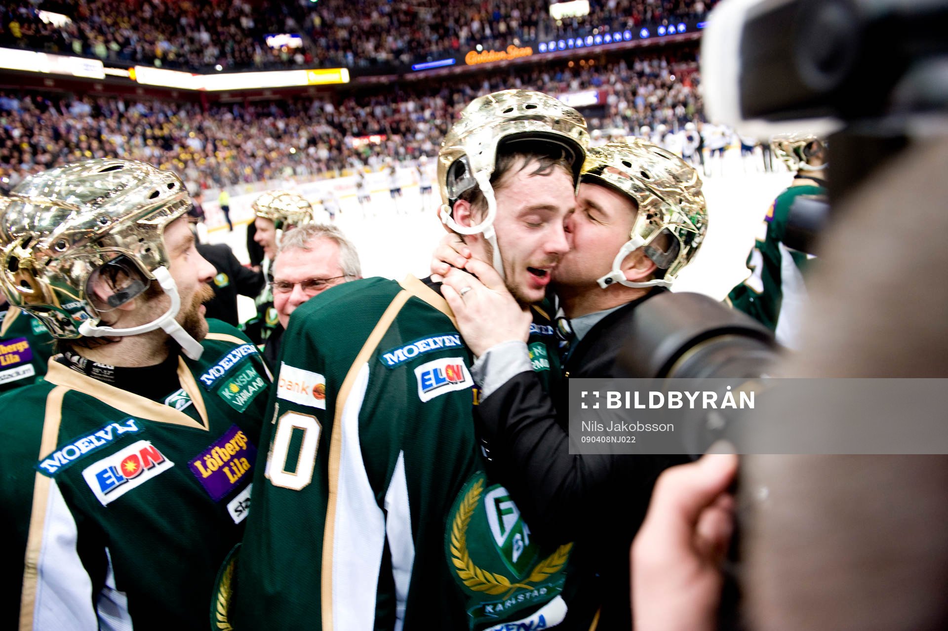 Jonas Gustavsson, målvakt, kramas om. Svenska Mästare,