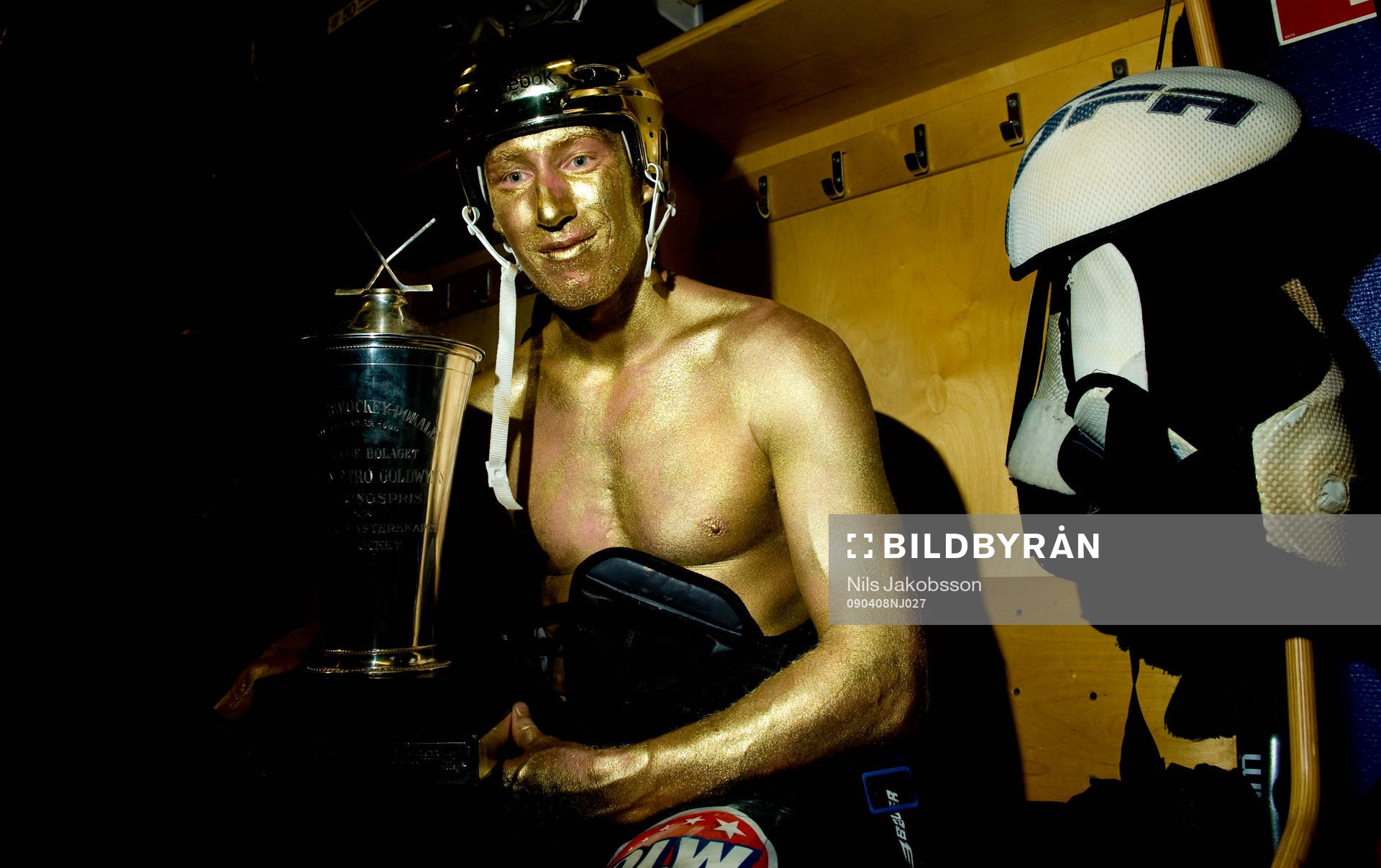 Jörgen Jönsson med medalj och guldhjälm. Svenska