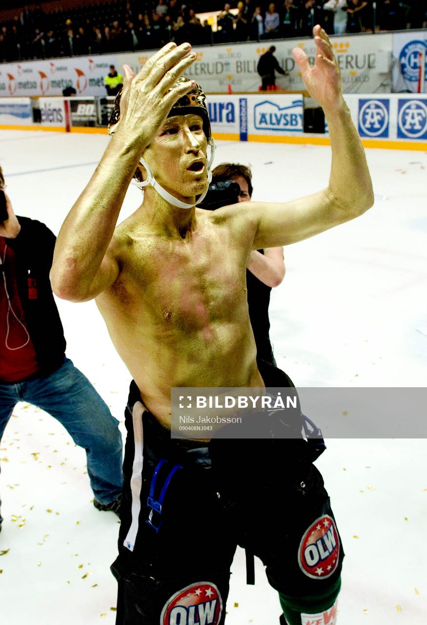 En guldmålad Jörgen Jönsson, Färjestad, jubel. Svenska