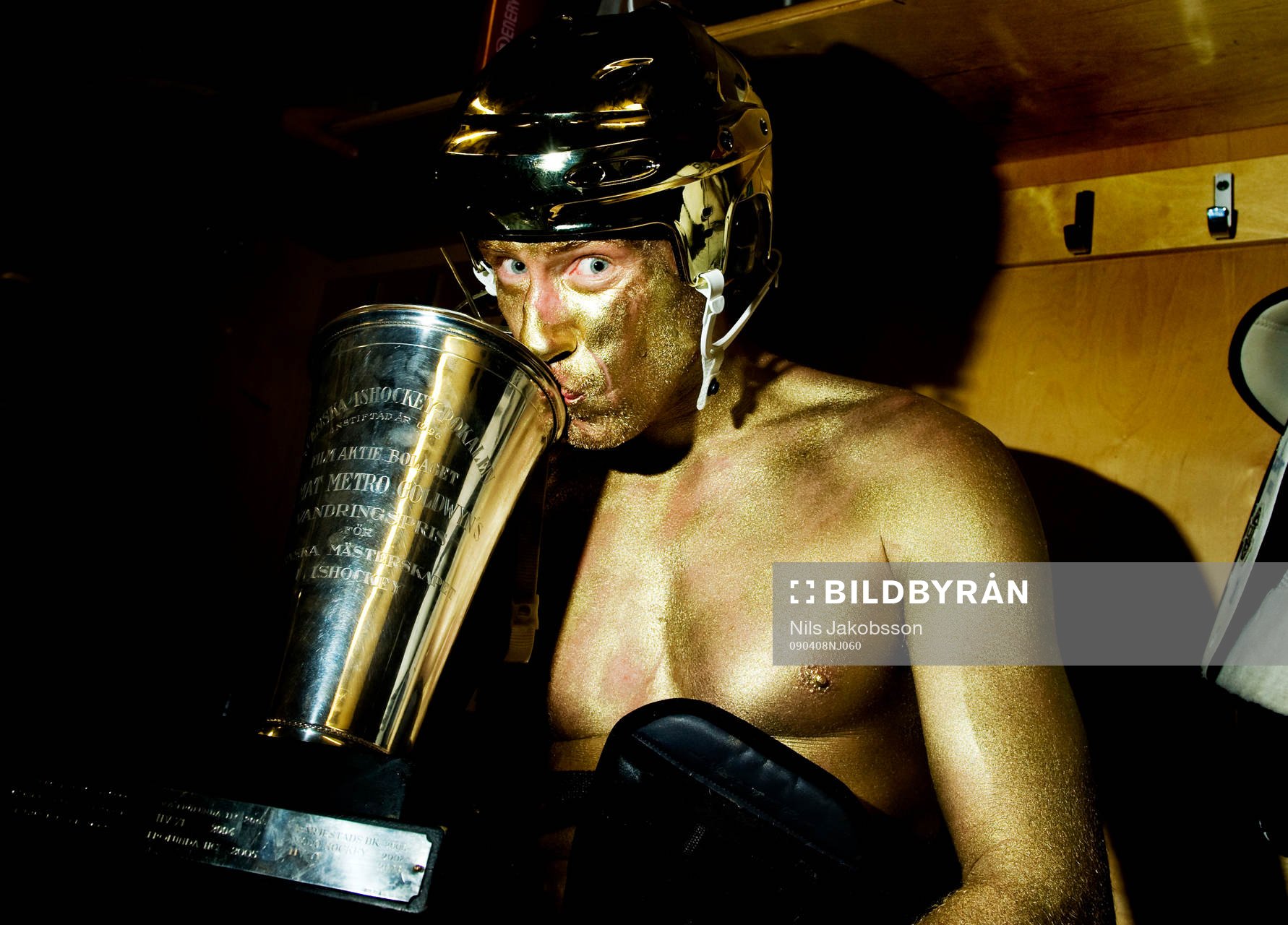 Jörgen Jönsson med medalj och guldhjälm. Svenska