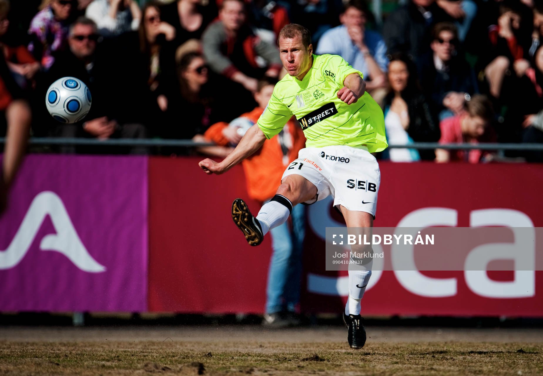 Jonas Henriksson, Häcken, slår ett inlägg