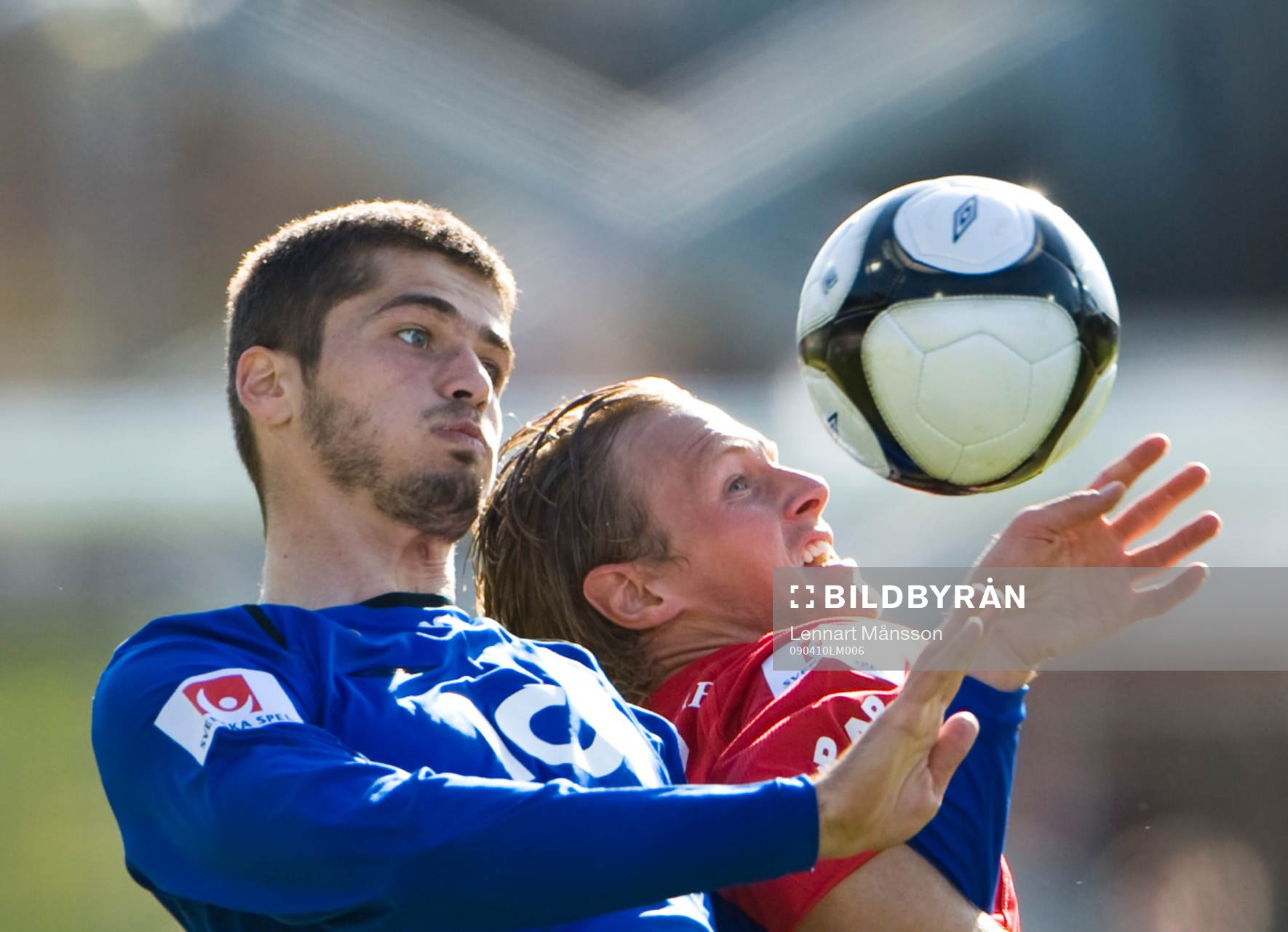Ajsel Kujovic tar ner bollen framför Magnus Andersson