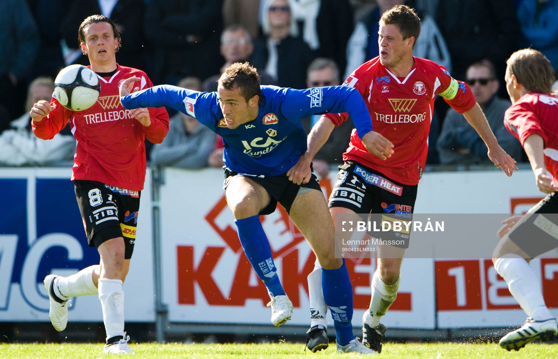 Emir Kujovic, som kvitterade för Halmstad, tar sig mellan