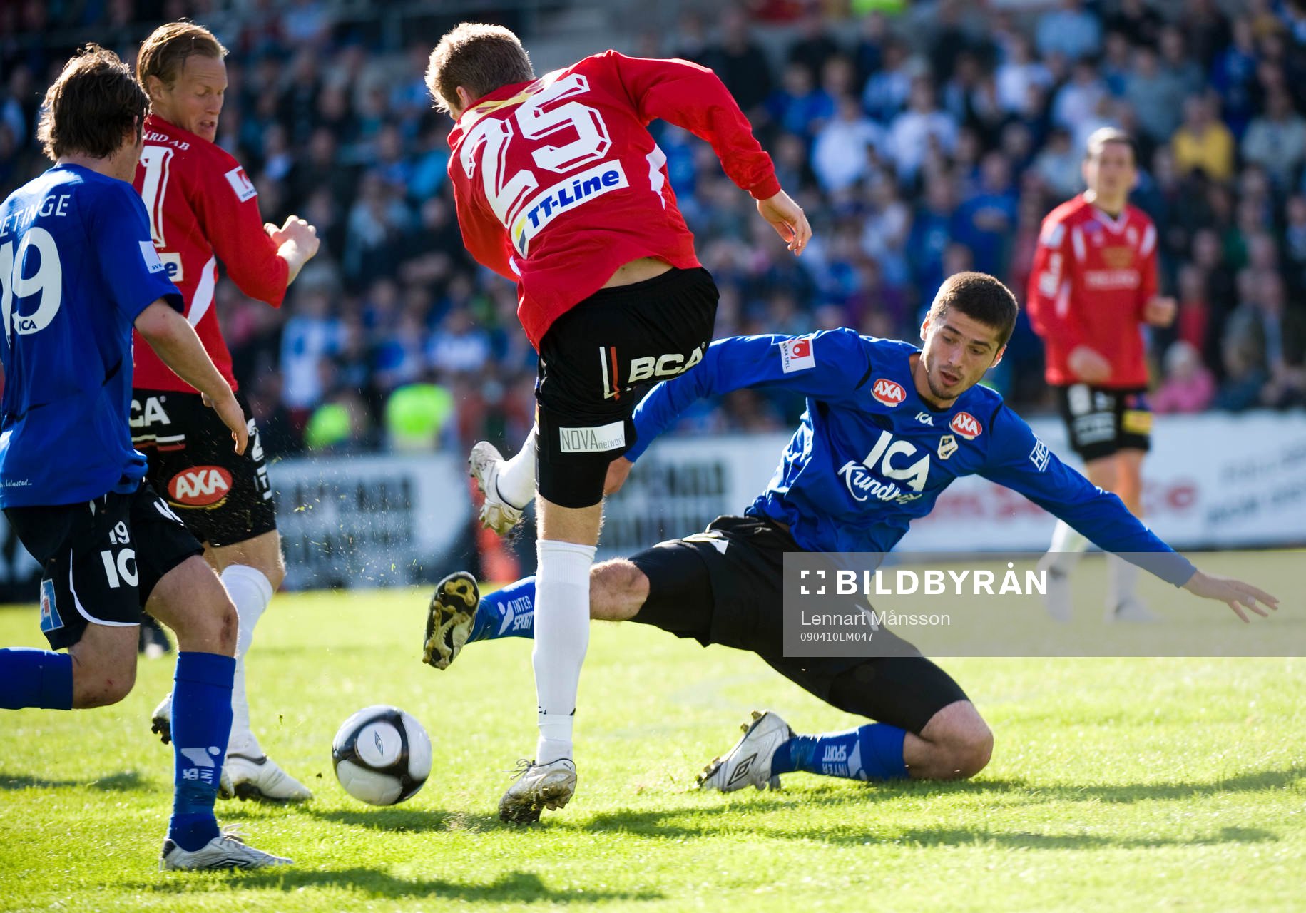 Rasmus Bengtsson rensar framför Ajsel Kujovic