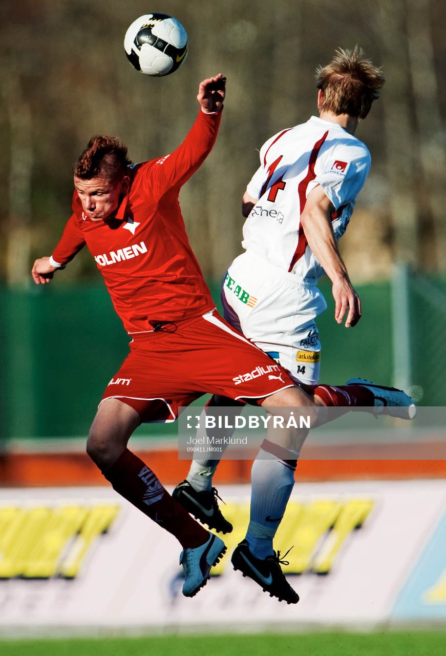 Petru Racu, Norrköping, i luftduell mot Daniel Bamberg,