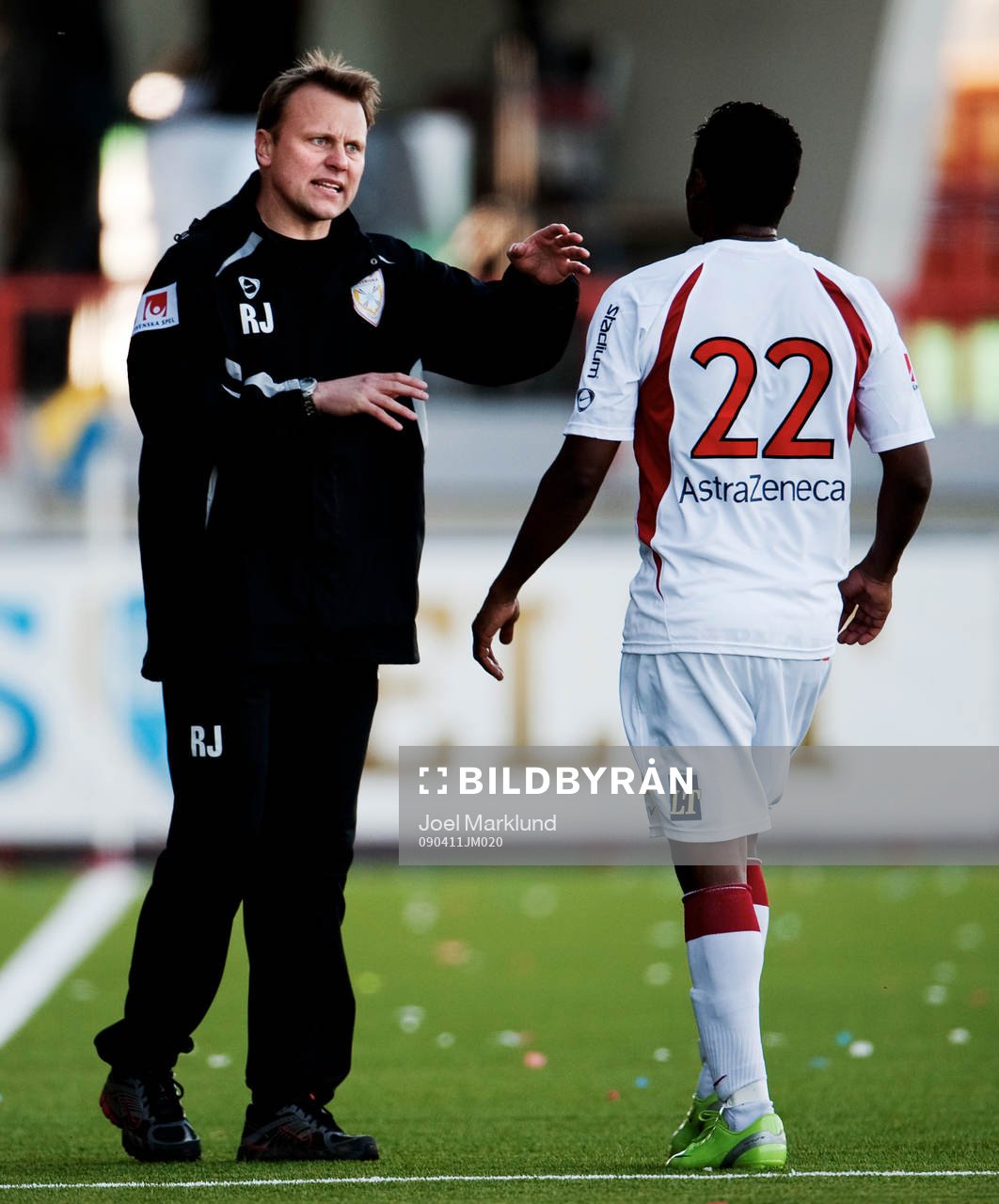 Roberth Johansson, tränare, Assyriska, instruerar Daniel
