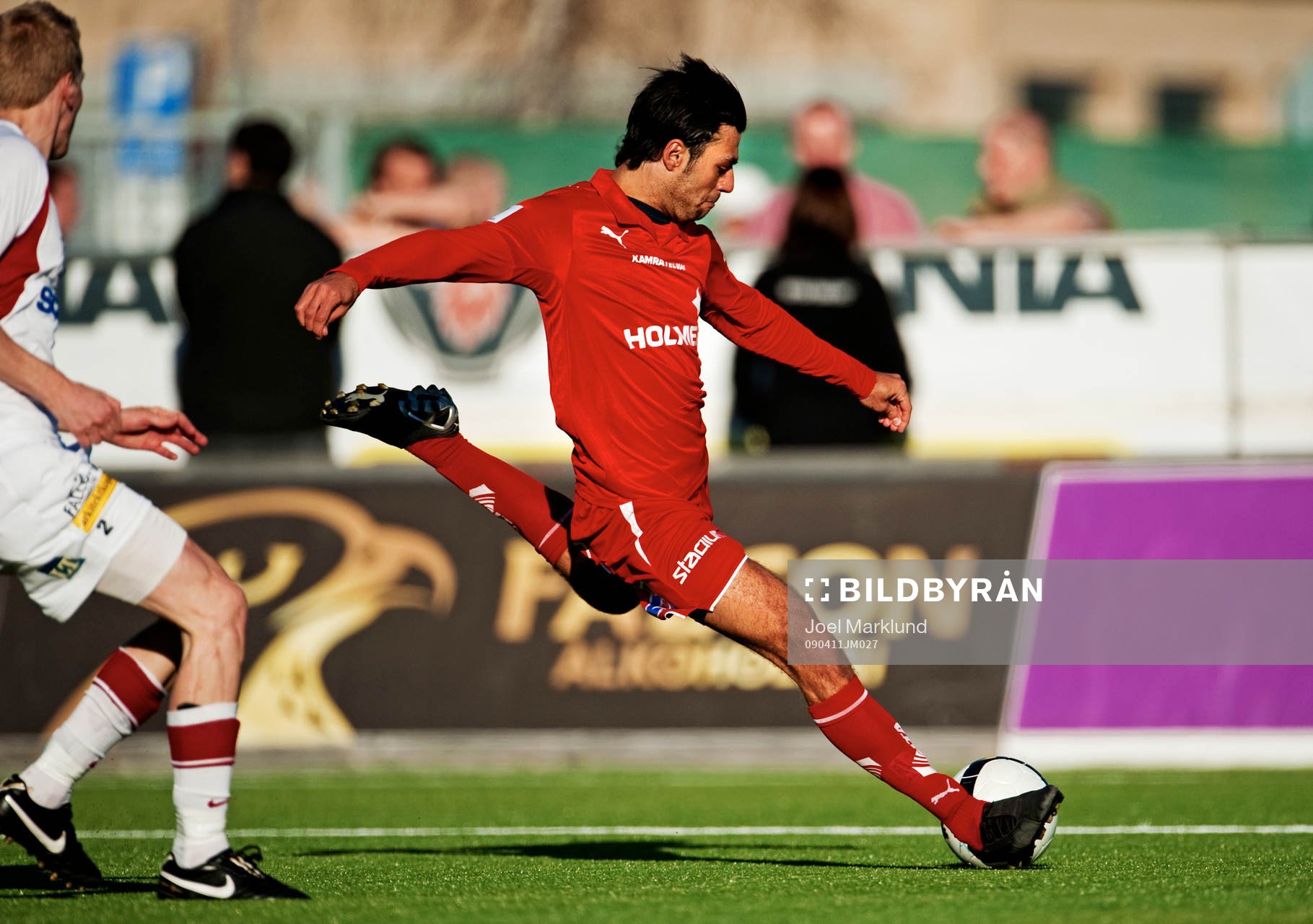 Imad Khalili, Norrköping, skjuter mot mål