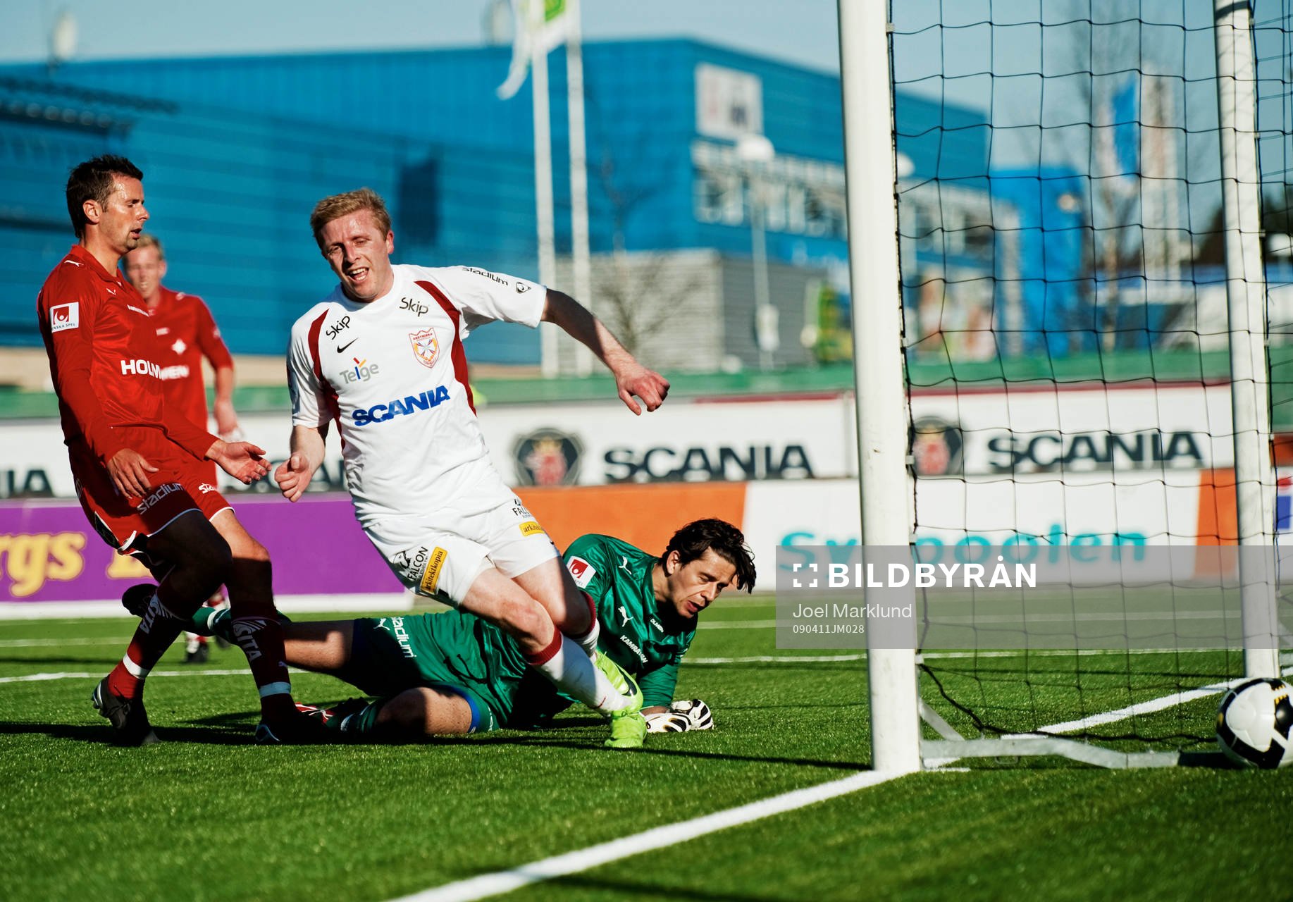  Xhevdet Llumnica, Assyriska, jubel efter att ha gjort 2-0.
