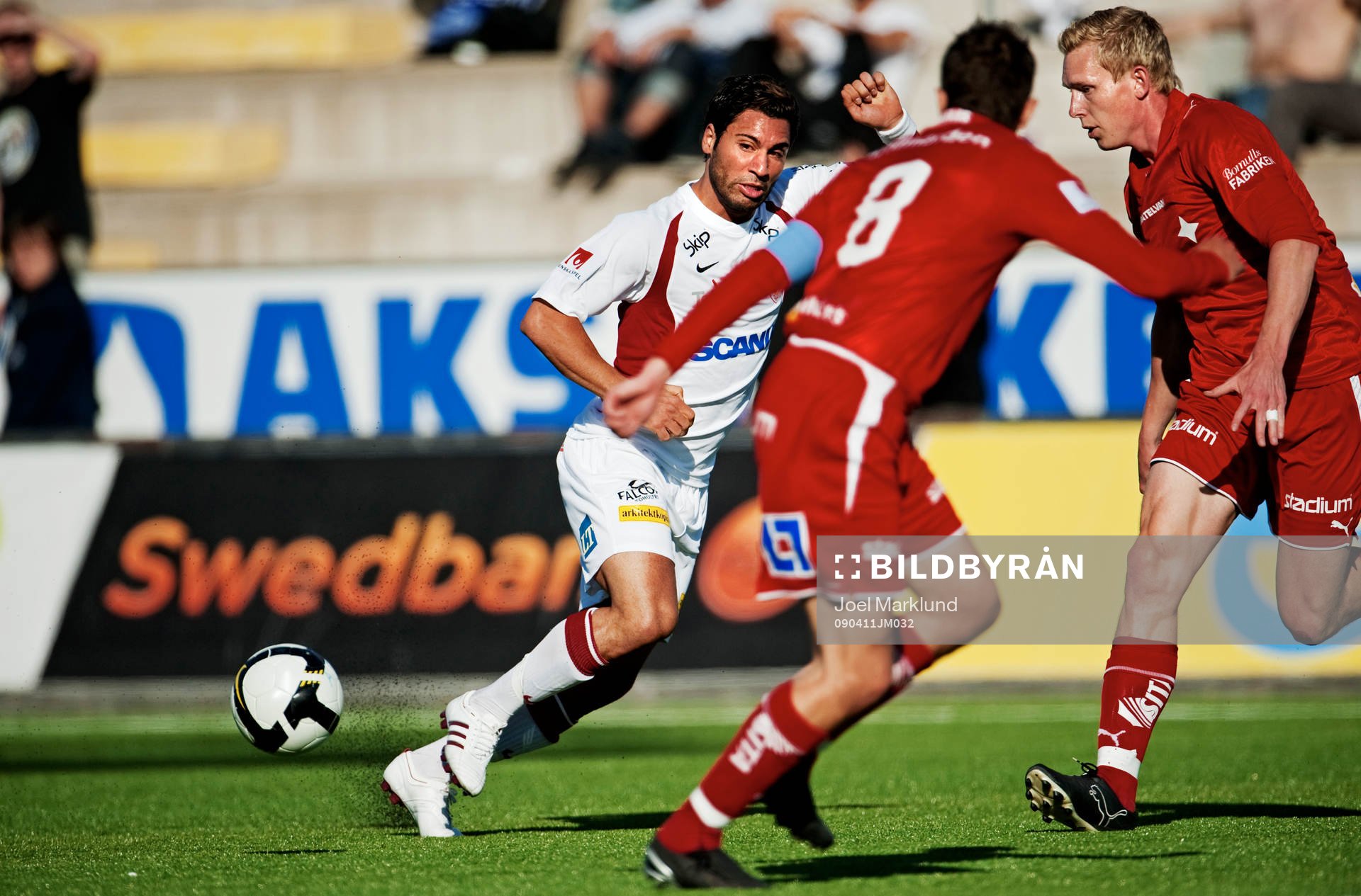 Stefan Batan, Assyriska, passar bollen
