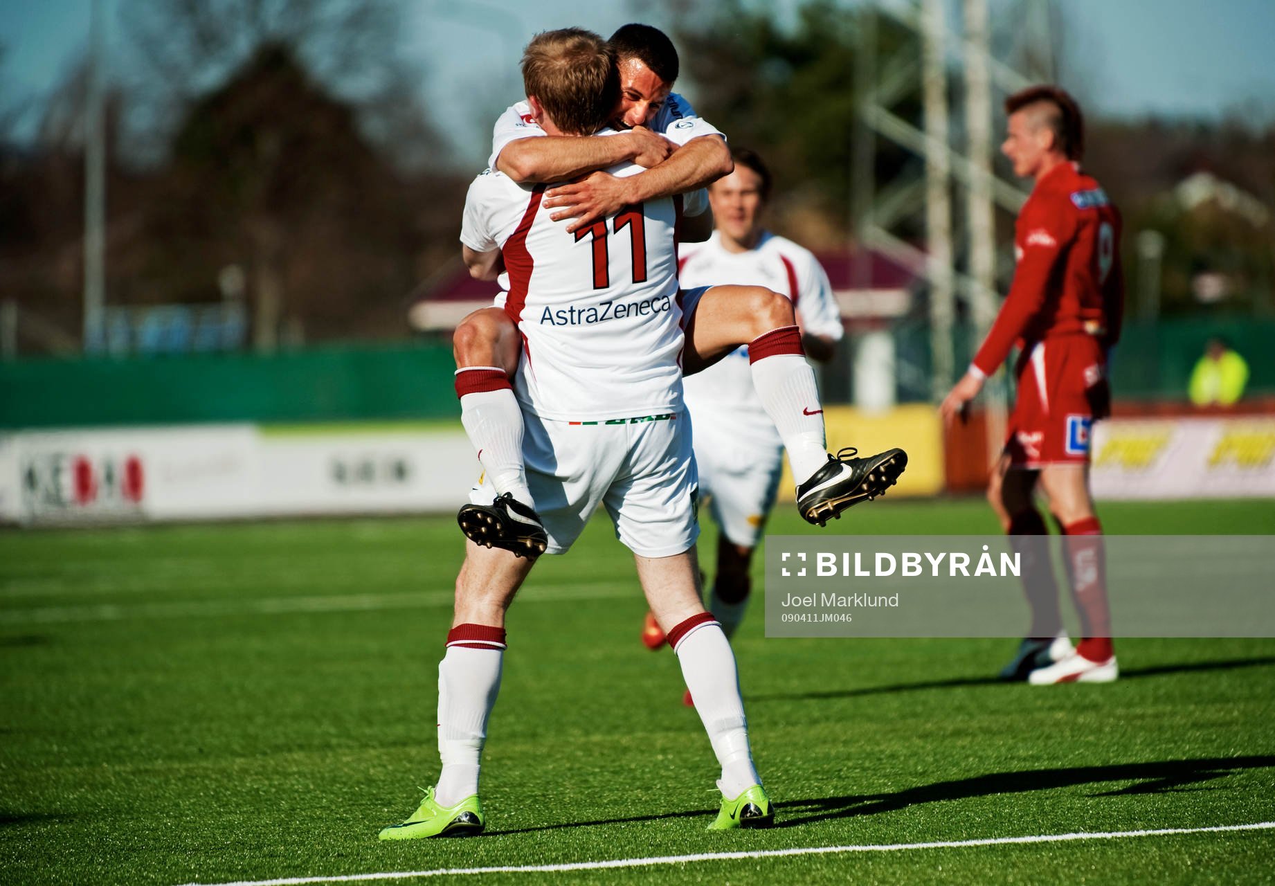  Eddie Moussa och Xhevdet Llumnica, Assyriska, jubel efter 1-0.