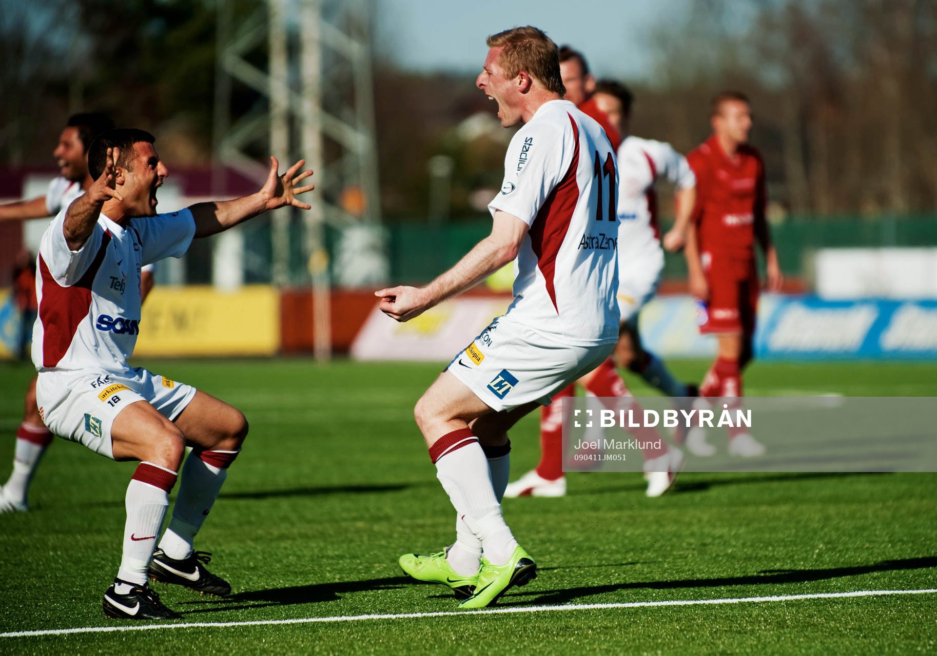  Eddie Moussa och Xhevdet Llumnica, Assyriska, jubel efter 1-0.