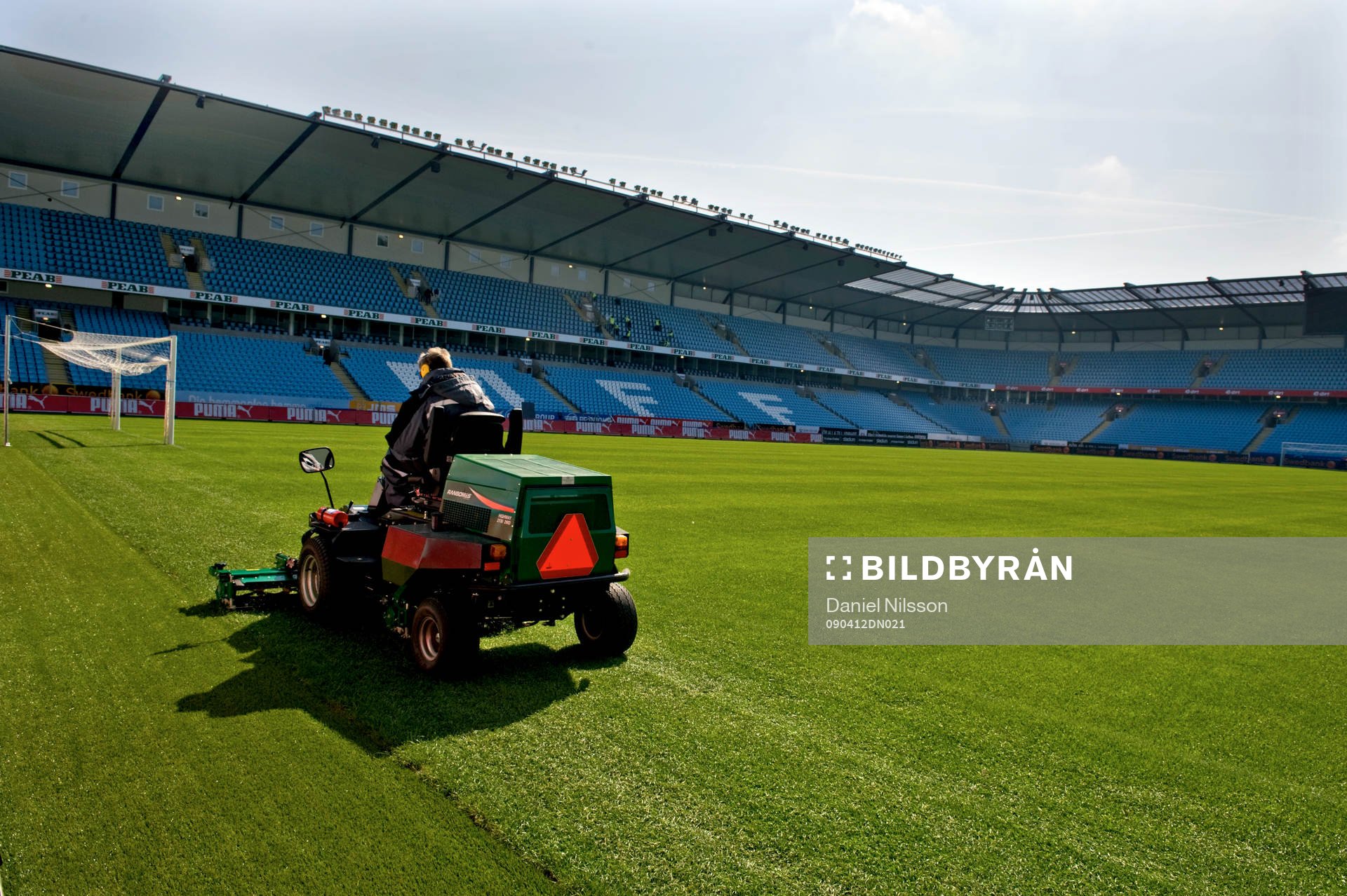Fotboll, Pressvisning på Swedbank Stadion, Arena.  Gräset