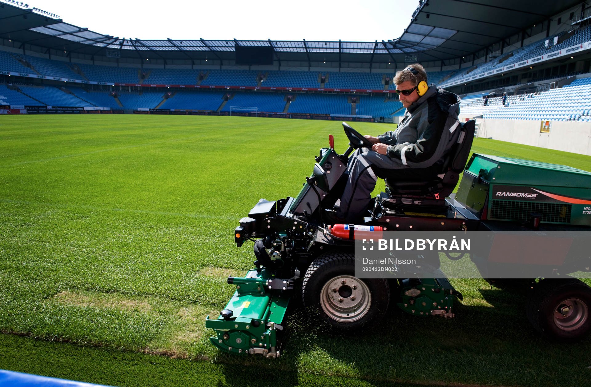 Fotboll, Pressvisning på Swedbank Stadion, Arena. Gräset