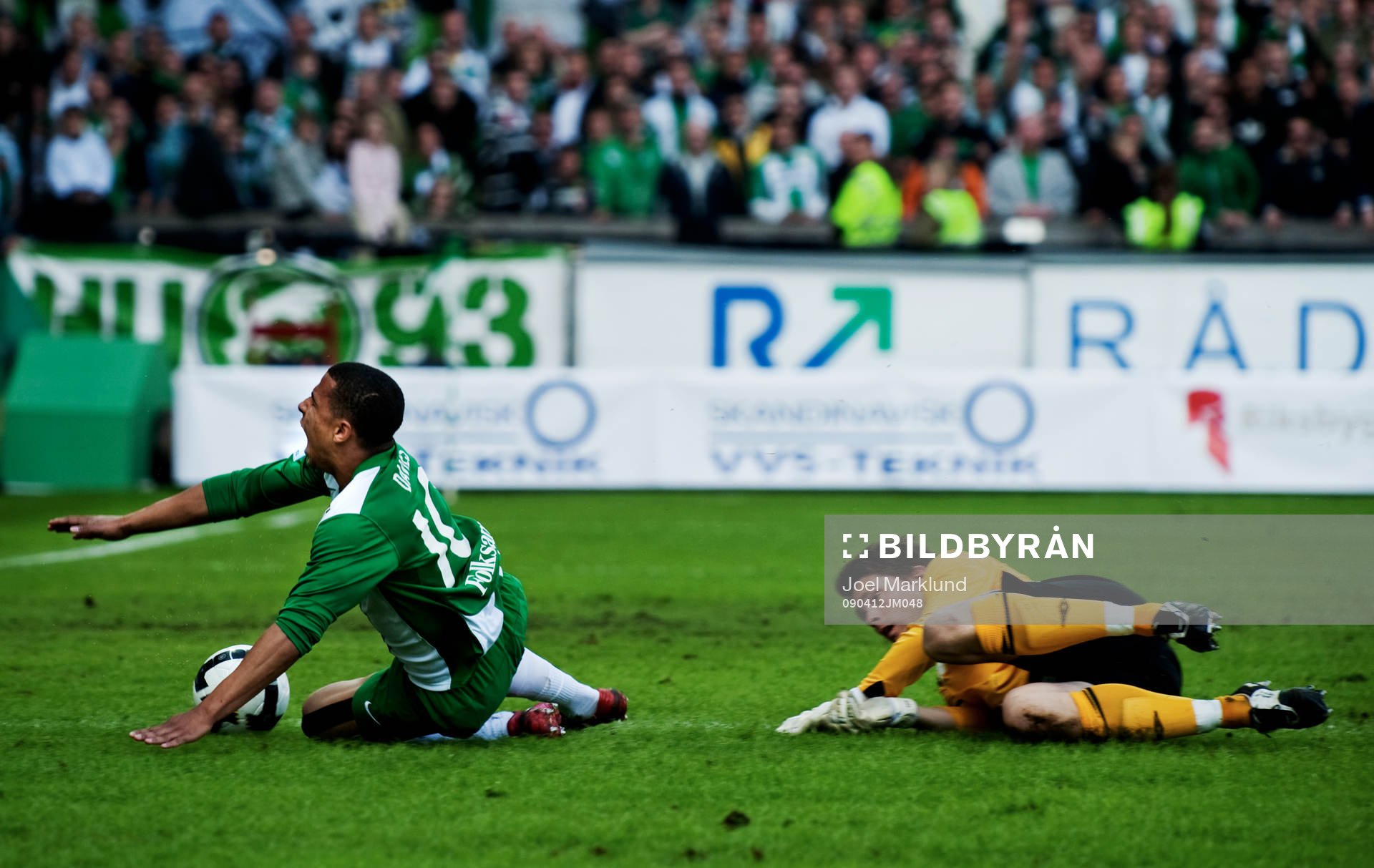 Charlie Davies, Hammarby, fälls i straffområdet av