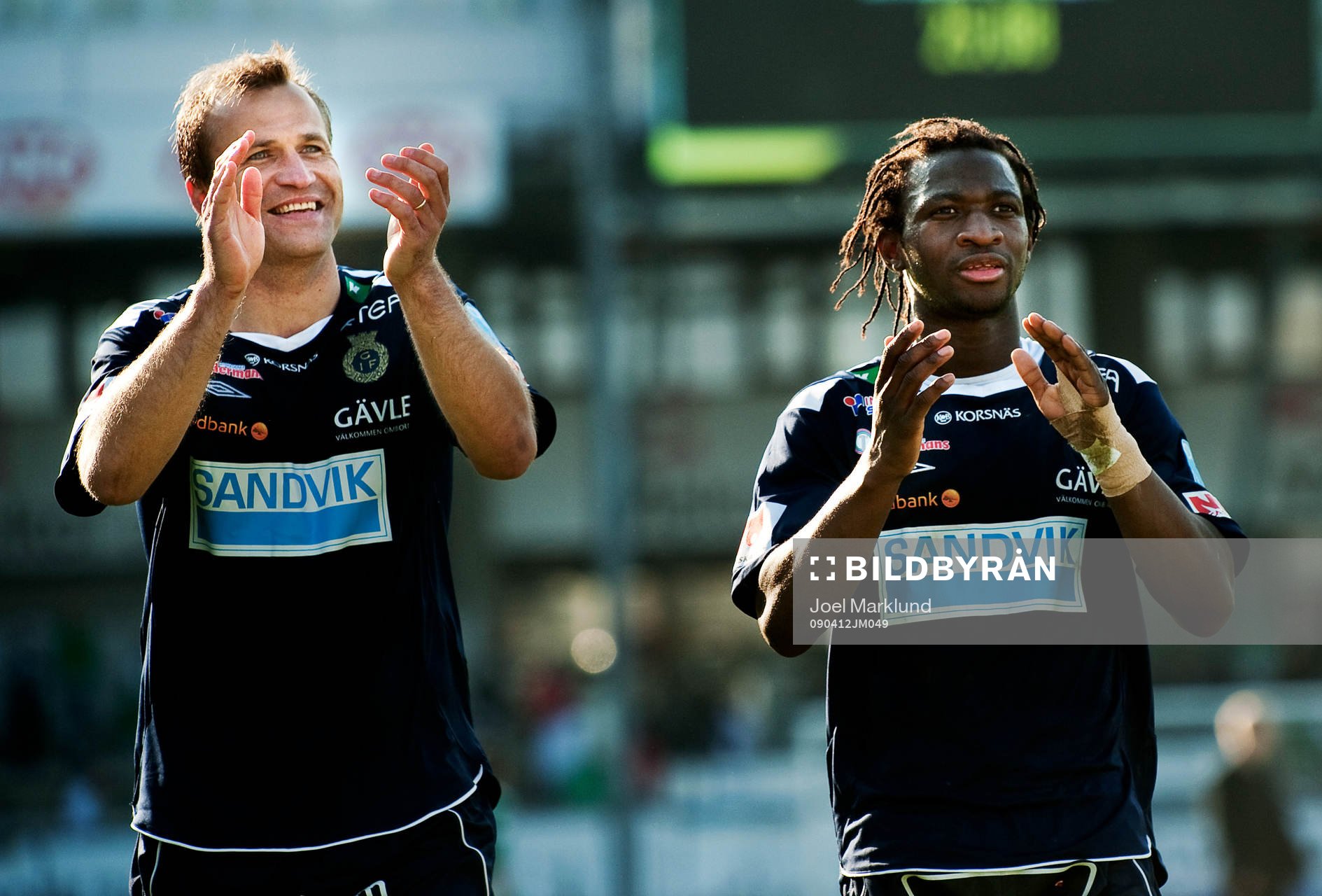 Målskyttarna Hans Berggren och Amadou Jawo, tackar fansen