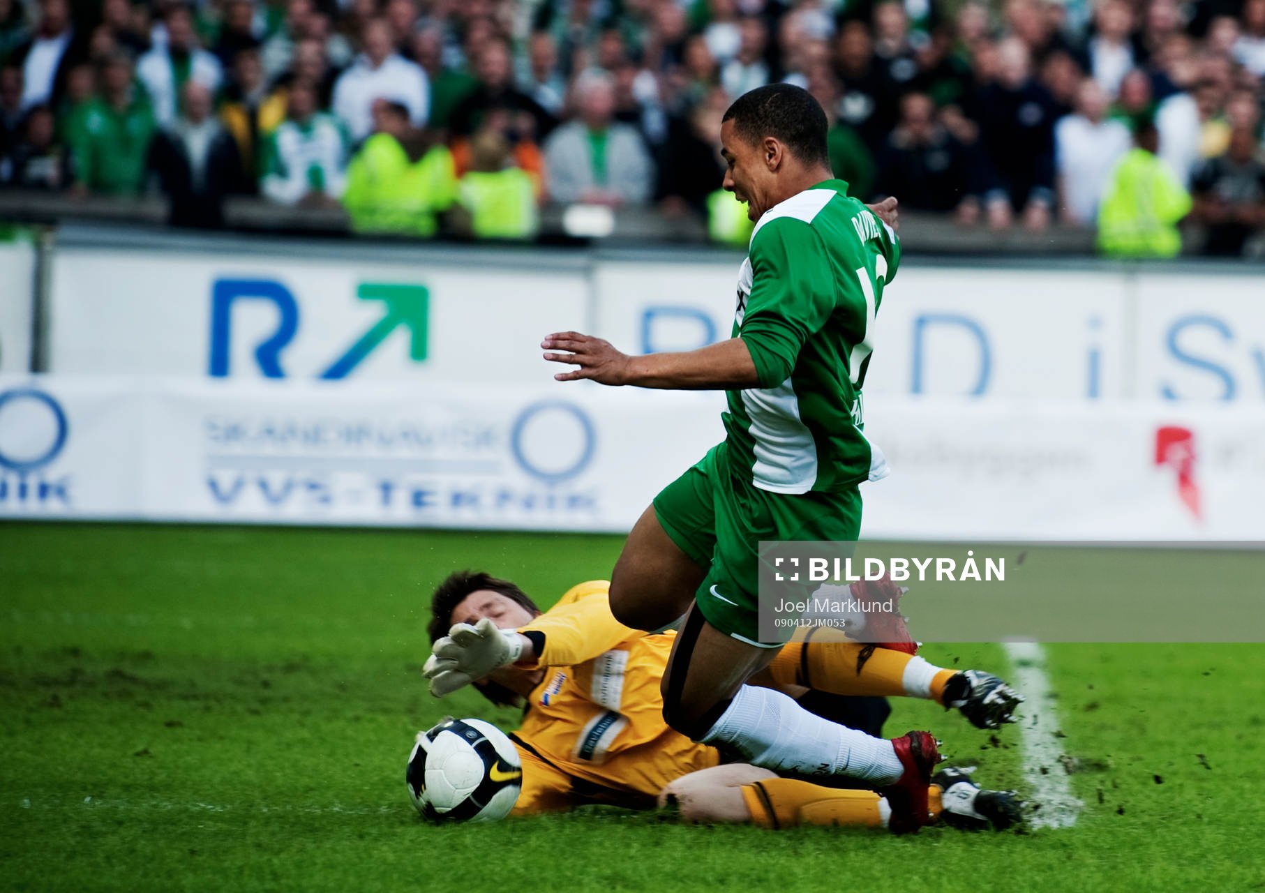 Charlie Davies, Hammarby, fälls i straffområdet av