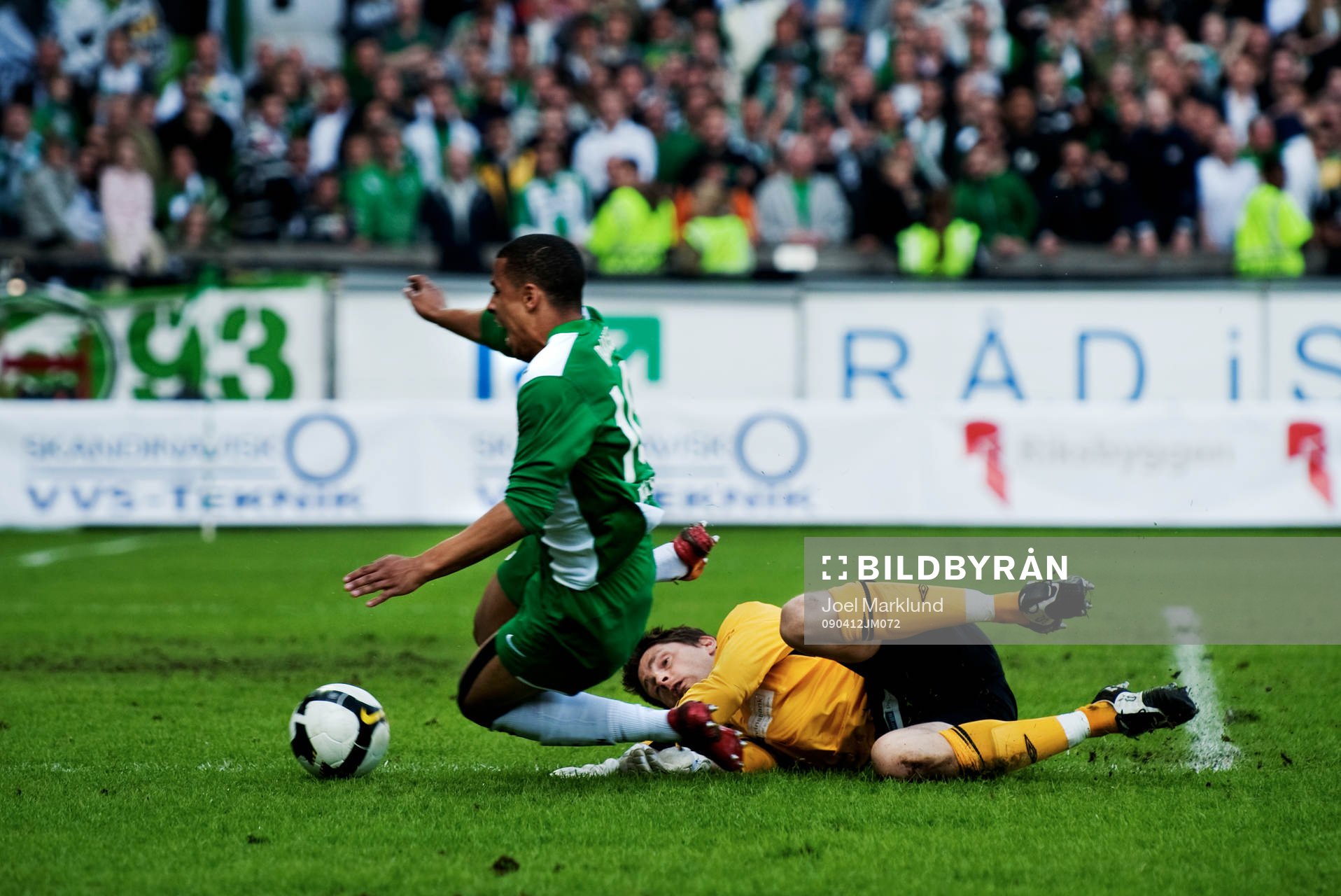 Charlie Davies, Hammarby, fälls i straffområdet av