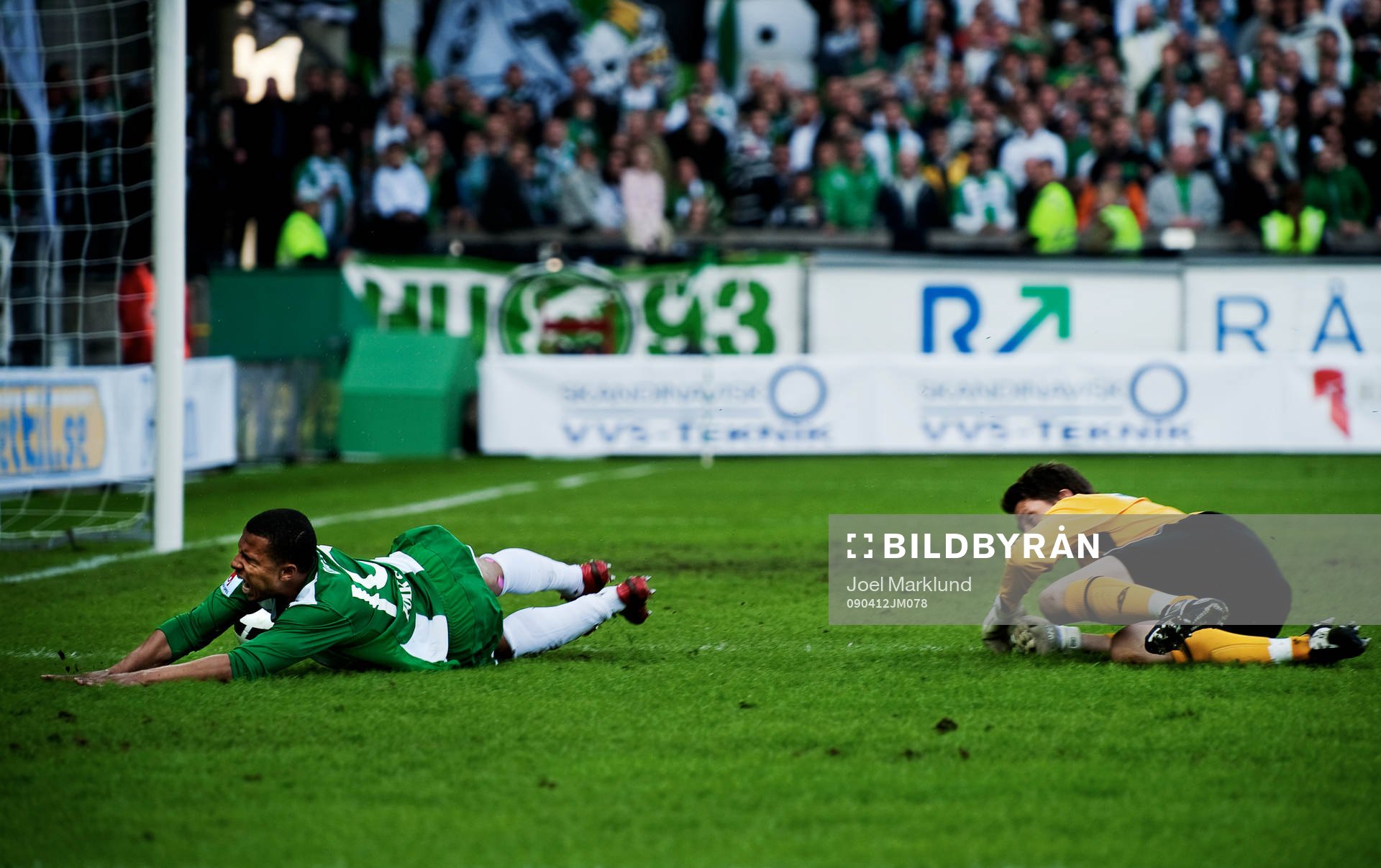 Charlie Davies, Hammarby, fälls i straffområdet av
