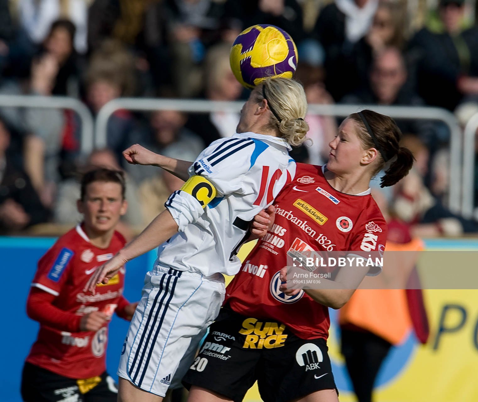 Mia Carlsson i nickduell med DIF:s Victoria Svensson