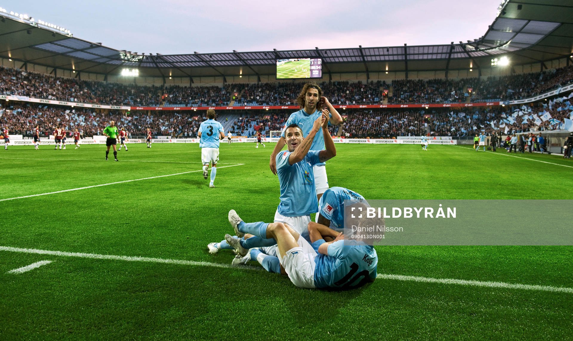  Agon Mehmeti har gjort mål, jubel, glädje på Swedbank Stadion med Guillermo Molins, Jimmy Durmaz och Rick Kruys.
