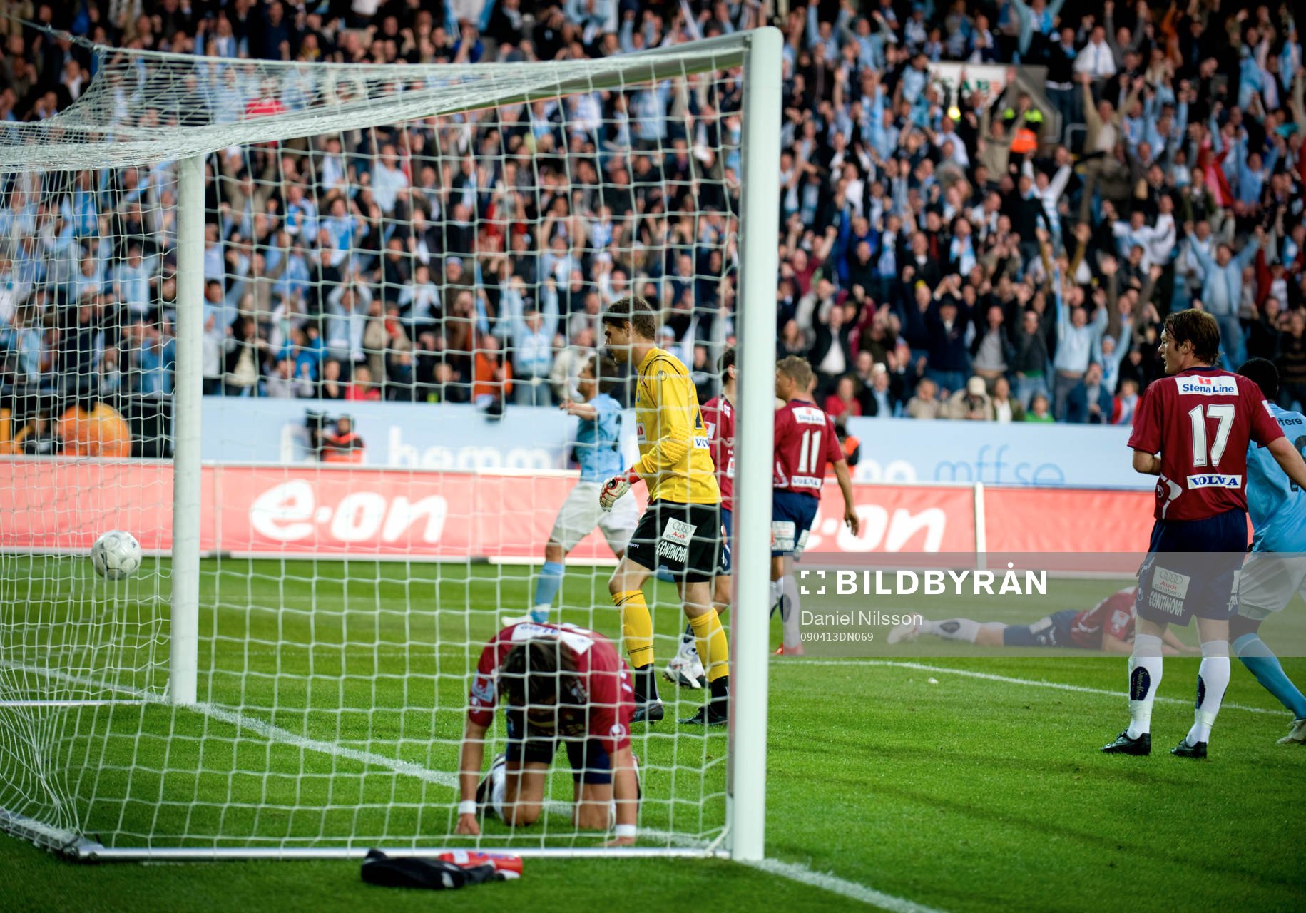 Labinot Harbuzi, Malmö har gjort det första målet på Swedbank Stadion. Bollen ligger i nätet bakom Nathan Coe, målvakt Örgryte.
