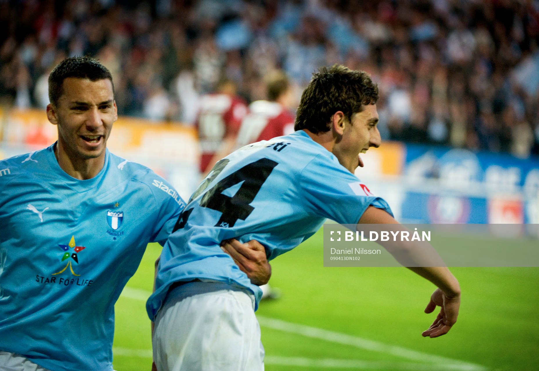 Agon Mehmeti, Malmö har gjort 2-0, jubel med Guillermo