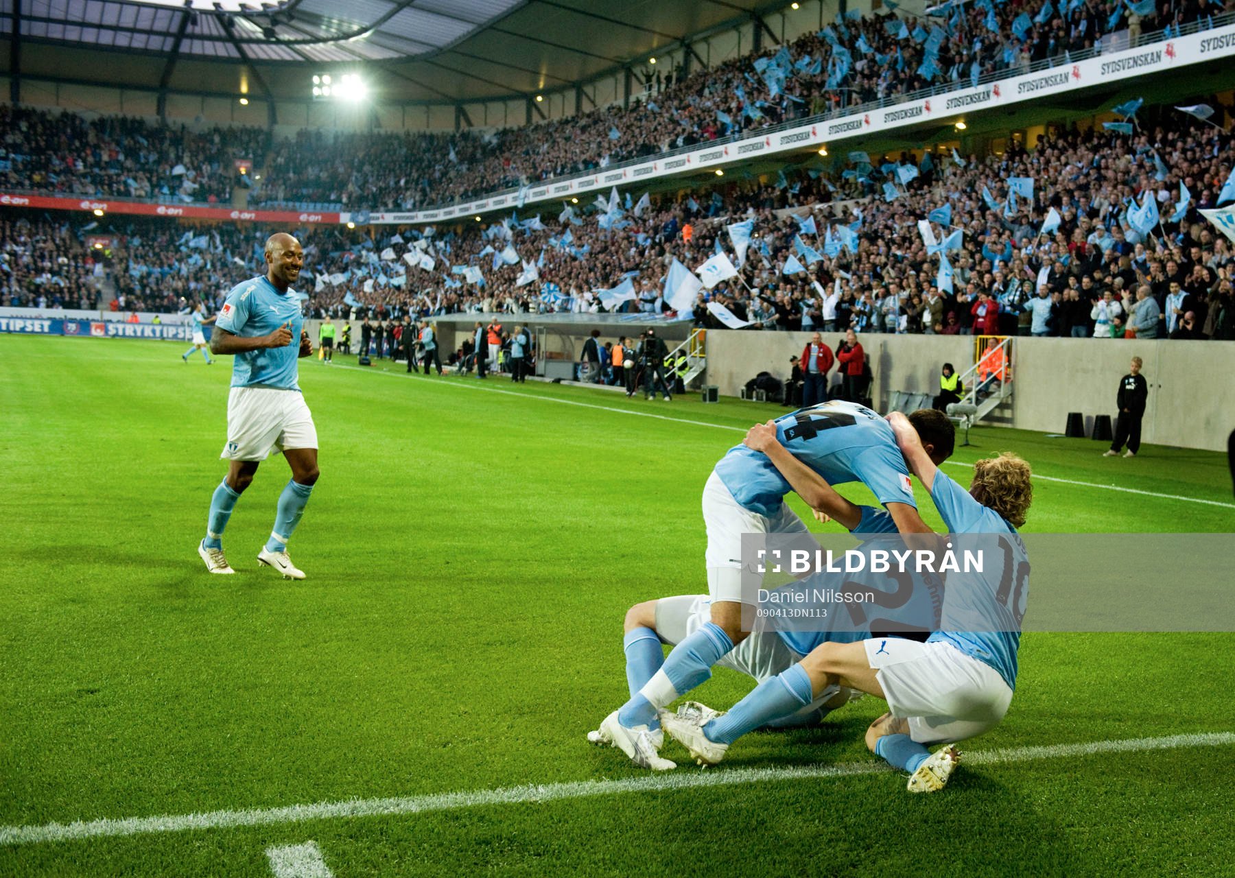 Agon Mehmeti, Malmö har gjort 3-0. Jubel från en fullsatt
