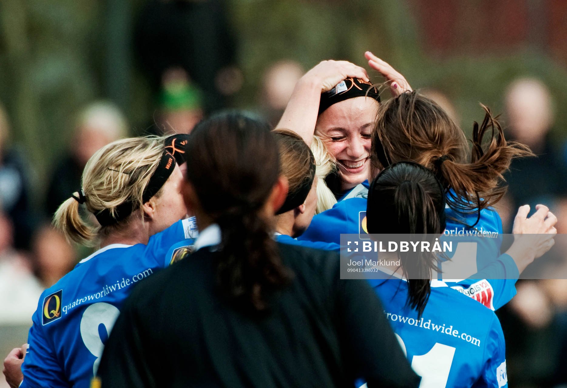 Kosovare Asllani, Linköping, gratuleras till sitt 0-1-mål