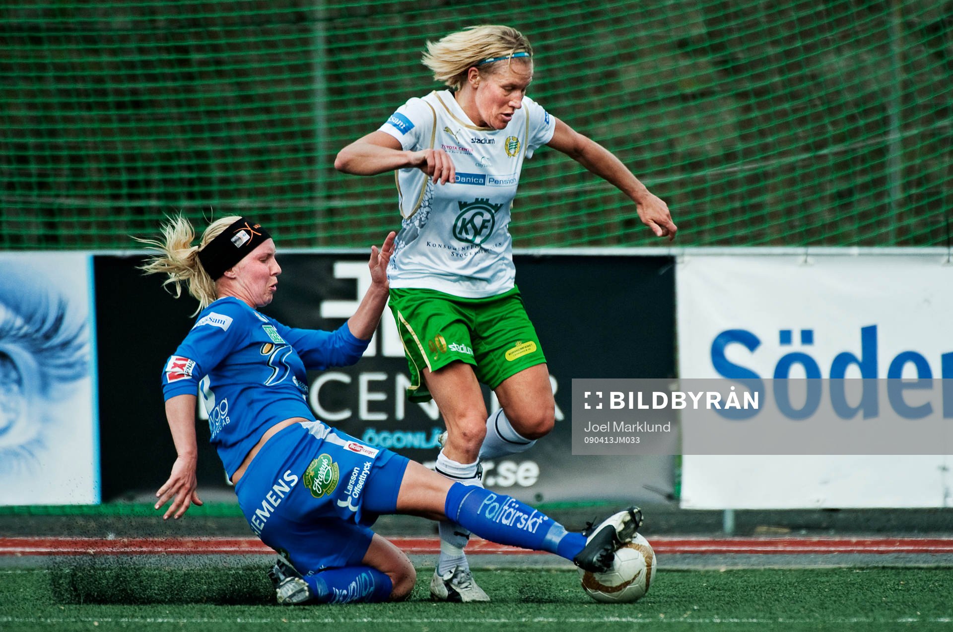  Kicki Bengtsson, Hammarby, stoppas av Maria Karlsson, Linköping.