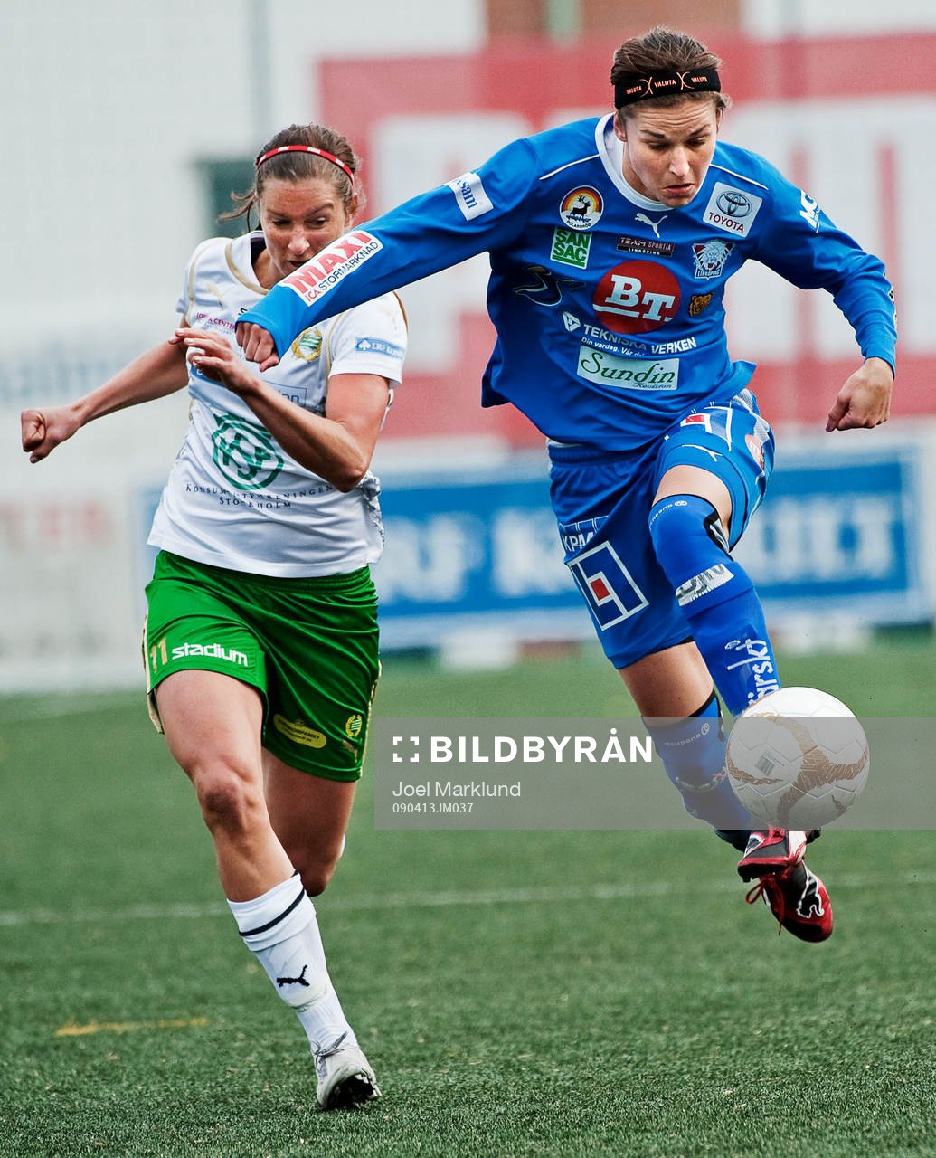  Julie Rydahl Bukh, Linköping, tar sig förbi Madeleine Tegström, Hammarby.