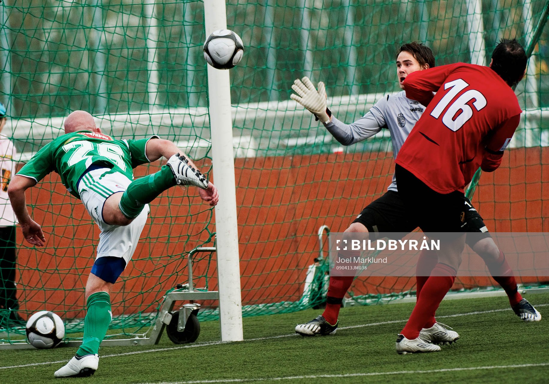David Nordbeck, Väsby, nickar bollen i stolpen