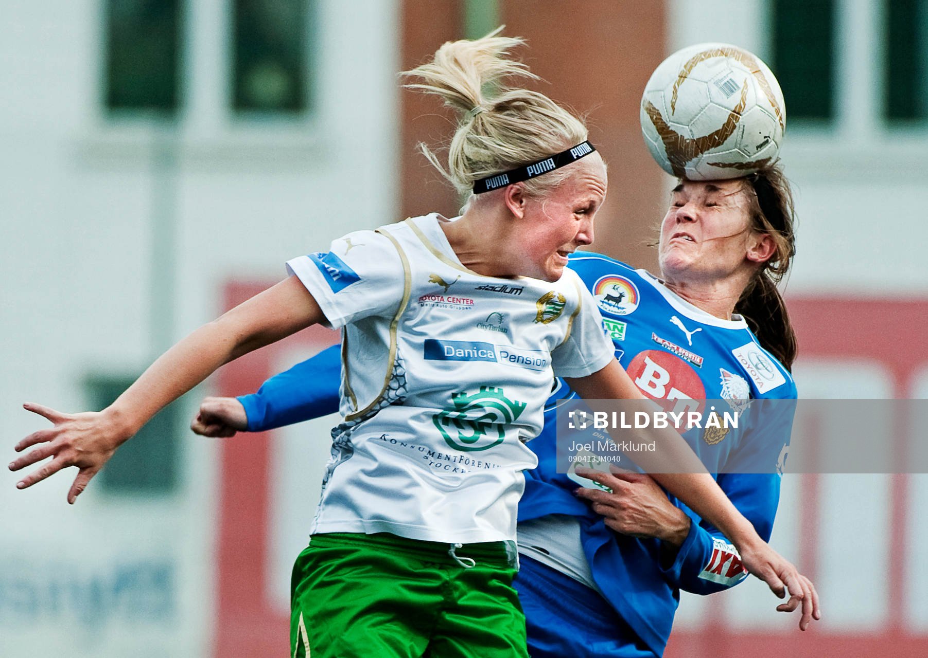  Julie Rydahl Bukh, Linköping, vinner en nickduell mot Anna Lindblom, Hammarby.