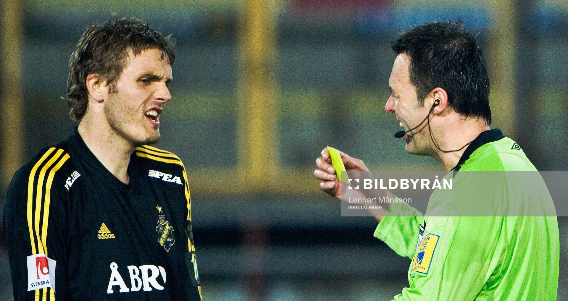 Jos Hooiveld, AIK, får gult kort, varning av domare Martin