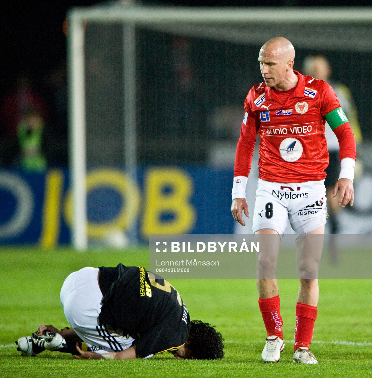 Henrik Rydström, Kalmar, ser på AIK-spelare, skada
