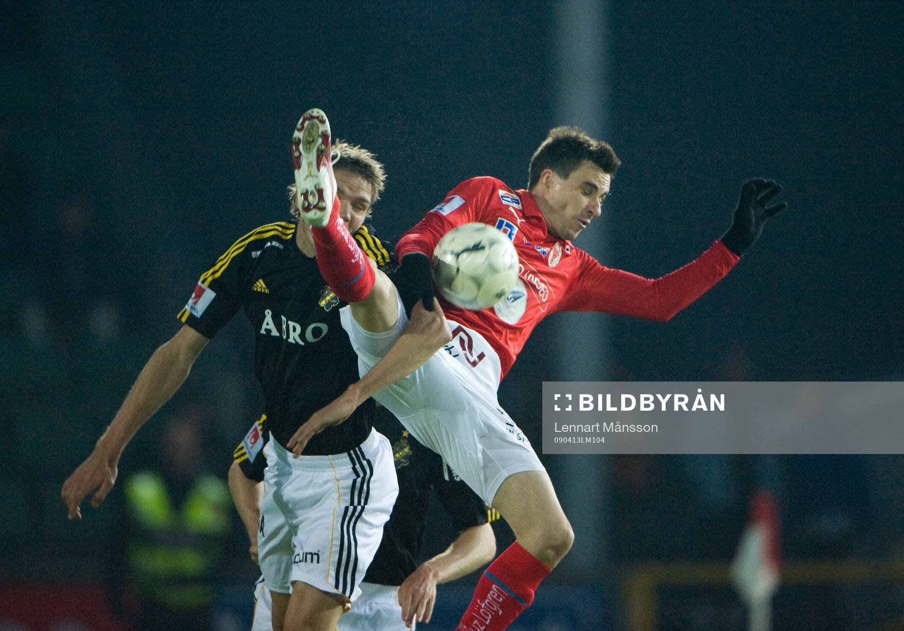 Jos Hooiveld stoppar Daniel Mendes